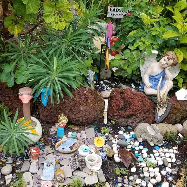 Some of the most magical Portland gardens are hidden gems like this.🌠🌈 #gardens #portland #walkingtours #exploreportland #herpnwlife #pdxlife #ポートランド #オレゴン #散歩 #庭