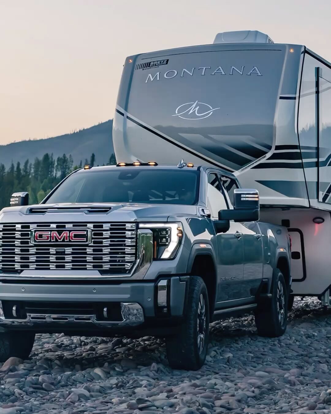 Impresive performance from these rigs! GMC knows how to build a truck👌

@davidguenther 📸📢 @rosshasadrone 👨&zwj;✈️ @christinaselhaddad 🫡 @crossoniam 📸