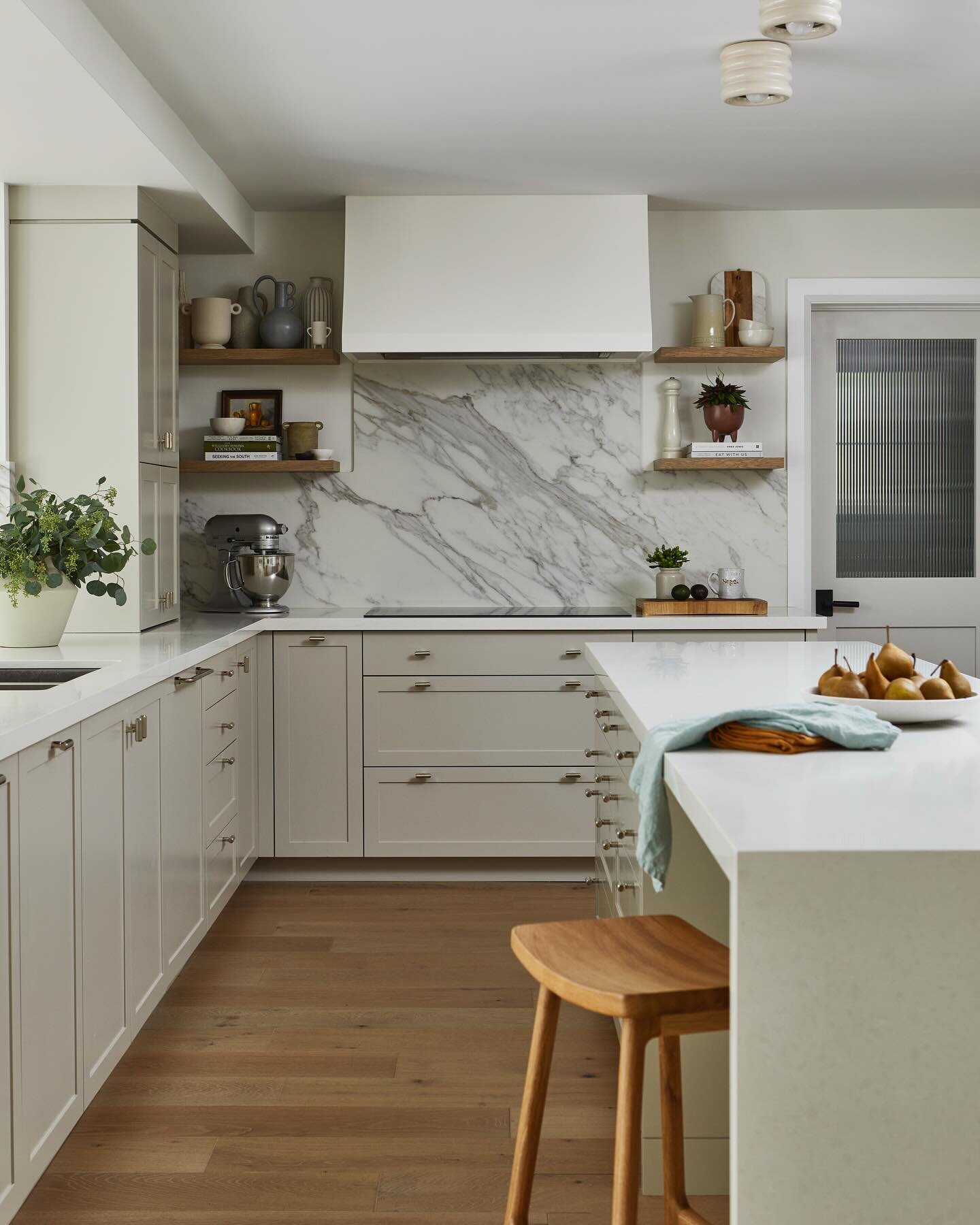 🤍 kitchen love 🤍

#projectstonegate
Build @catlin_designbuildrenovate 
Design @charliecoulldesign 
Millwork @hayswoodworking