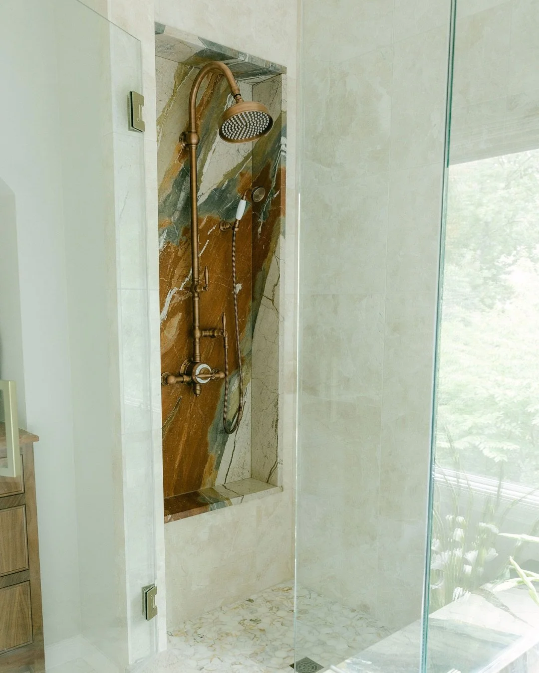 Warm tones create a relaxing environment, offering the perfect space to unwind from your day.

#birminghaminteriordesigner #interiordesign #laurenmurphy #laurenmurphydesign #atlantaga #atlantainteriordesign #atlantainteriordesigner #masterbathroom #m