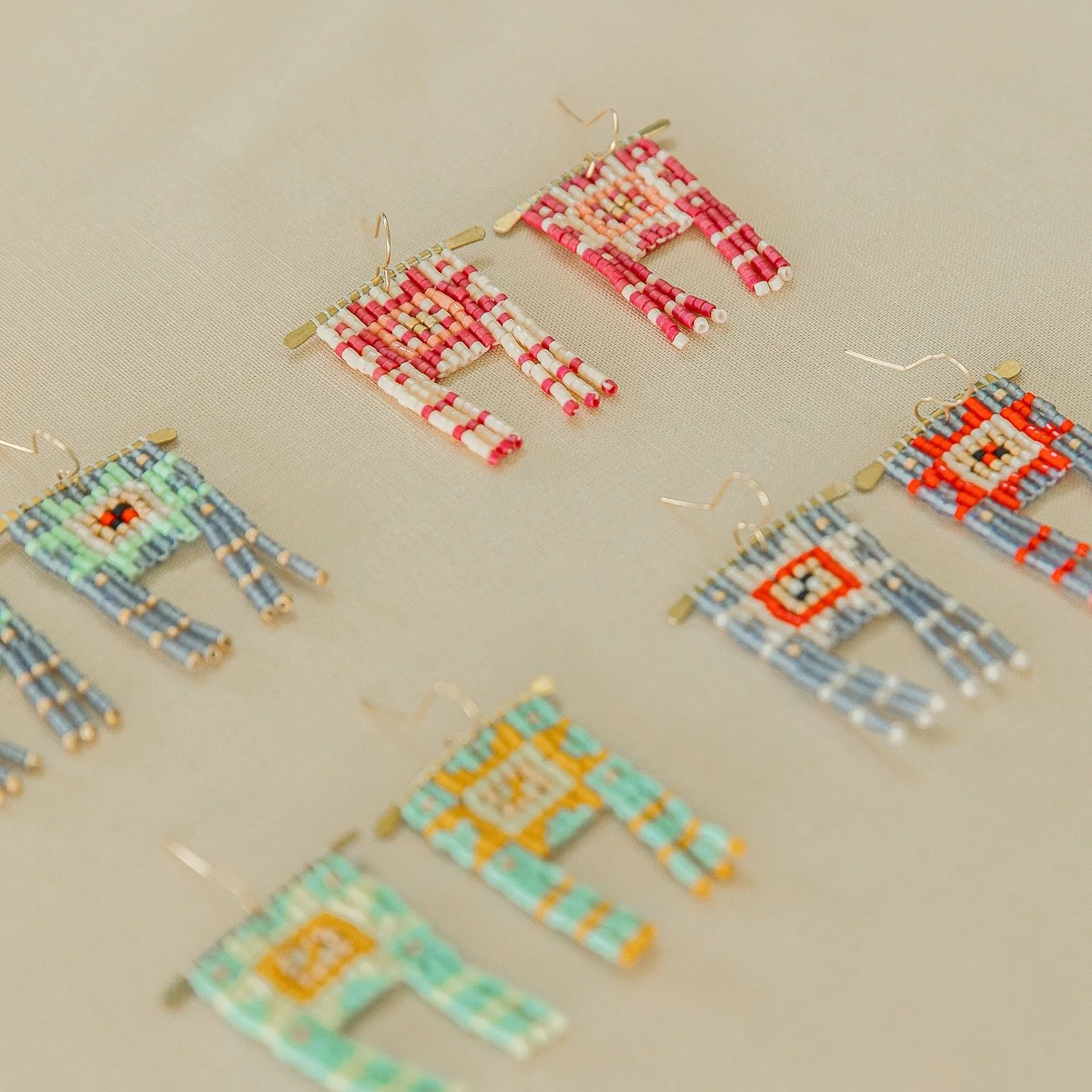 Mini Summer Sawtooths 🥰✨

For just a little pop of color! ❤️🧡💛💚💙💜

Available in the shop 🥳💅