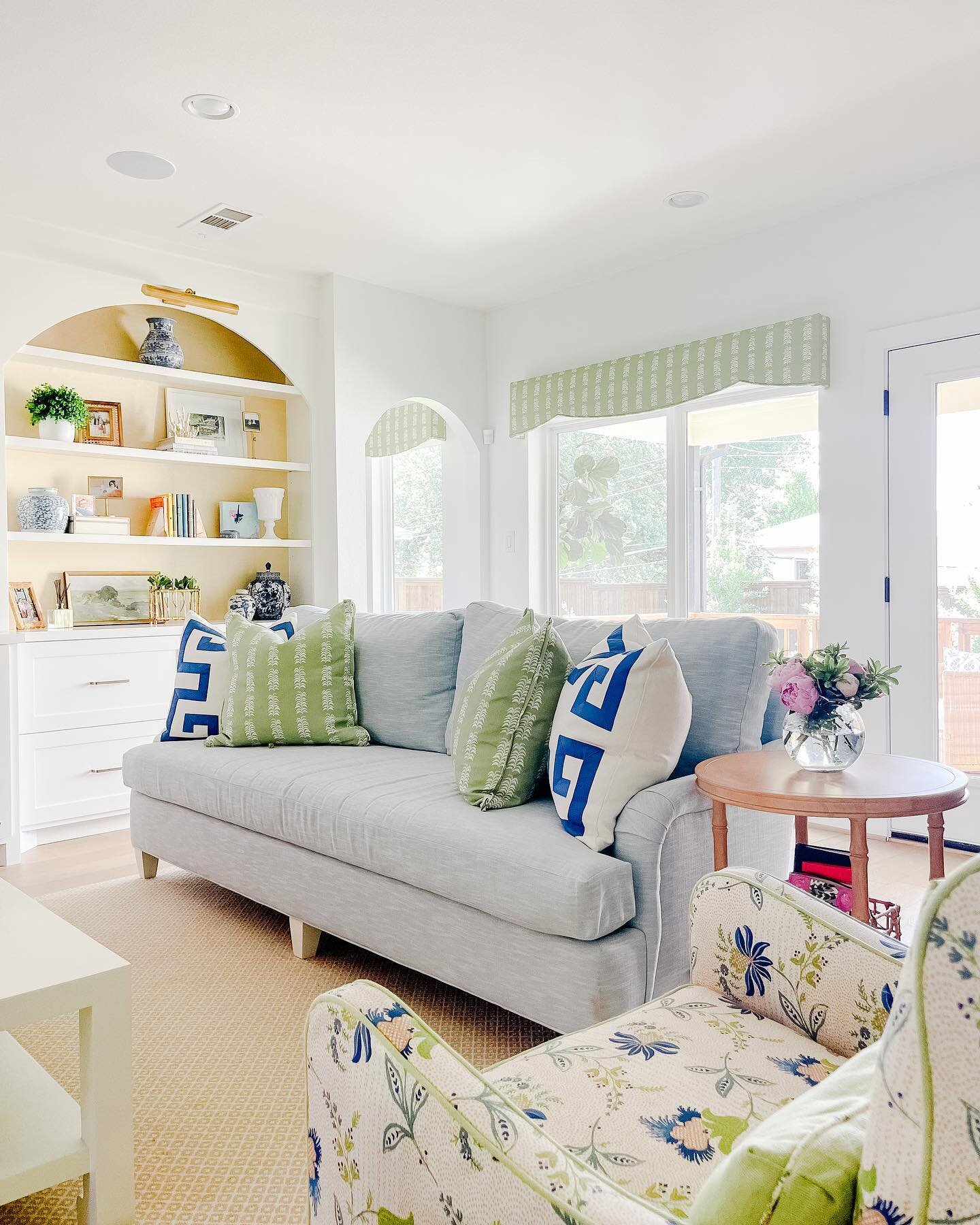 Proof that not all of my projects are pink and green! 💙

.
.
.
.
.
#theloveliesthome #shoptlh #anewwaytoshopanddesign #interiordesign #dallasdesign #fortworthdesign #customsofas #livingroom #blueandgreen #southerndesign #colorfuldesign