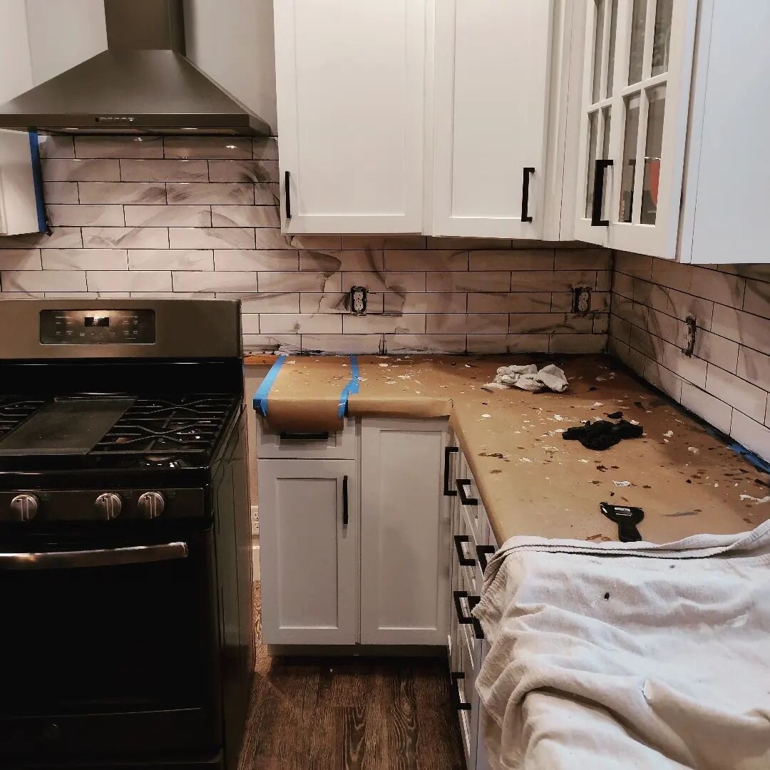 My first backsplash tile job looks like a hot mess right now, but i do enjoy learning new things. This is before the final haze cleaning. If anyone needs a tile guy ill recommend you someone else 😂

#missoulahandyman #missoulasmallbusiness #JPServic