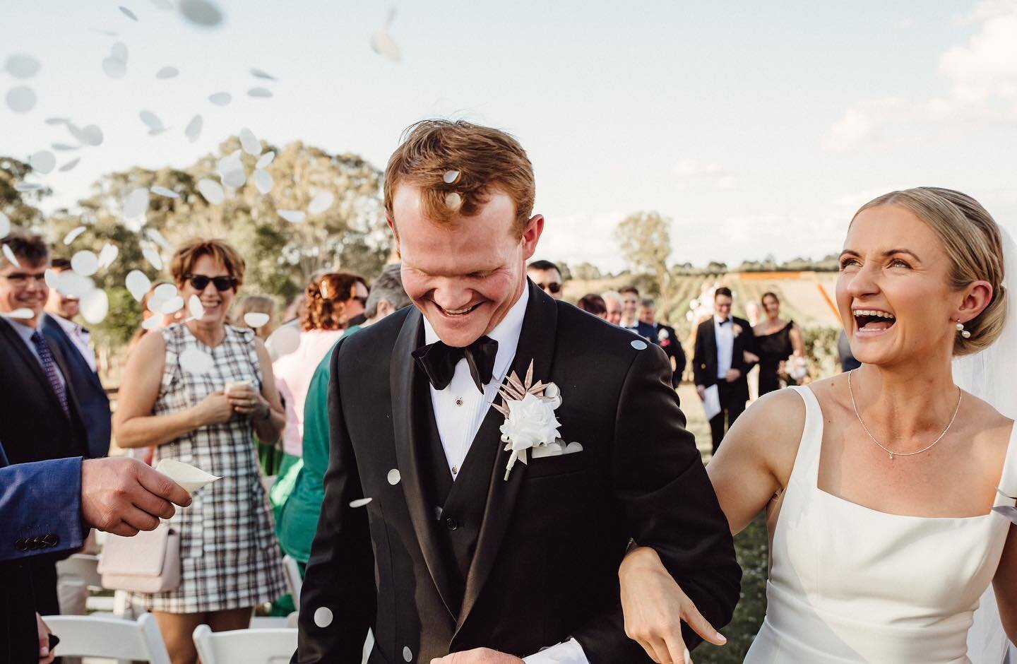 Katie + Riley at @dustyhillvineyard where they booked me the most adorable cabin for the weekend, bought me a giant glass of Prosecco while I was location scouting and just made me feel like a part of their beautiful day.

And not even the giant red 