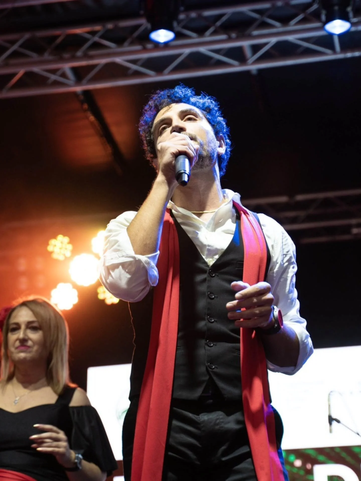 Io don't feel Italian, but luckily or regrettable I am.

Yes, sometimes more than usual.
Yes, I sing with my hands.
Yes, it gets dramatic. 🤌🇮🇹

Zero chill.

#themost and #theleast #italian
#singing #stage