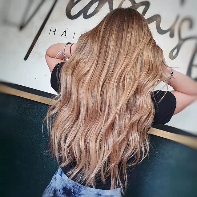 Wanna see how I created this???👀
.
Be sure to check out my last post for the application video! #processporn 
This glorious head of hair was painted during one of my #balayageworkshop.

I always paint with @wellahair Freelights. I always use a clay 
