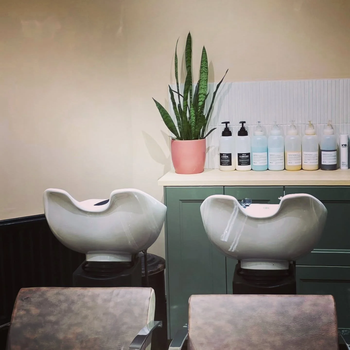 Softening the space.

#lisburnroad #belfasthair #interiordesign #hairsalon #settingplaster