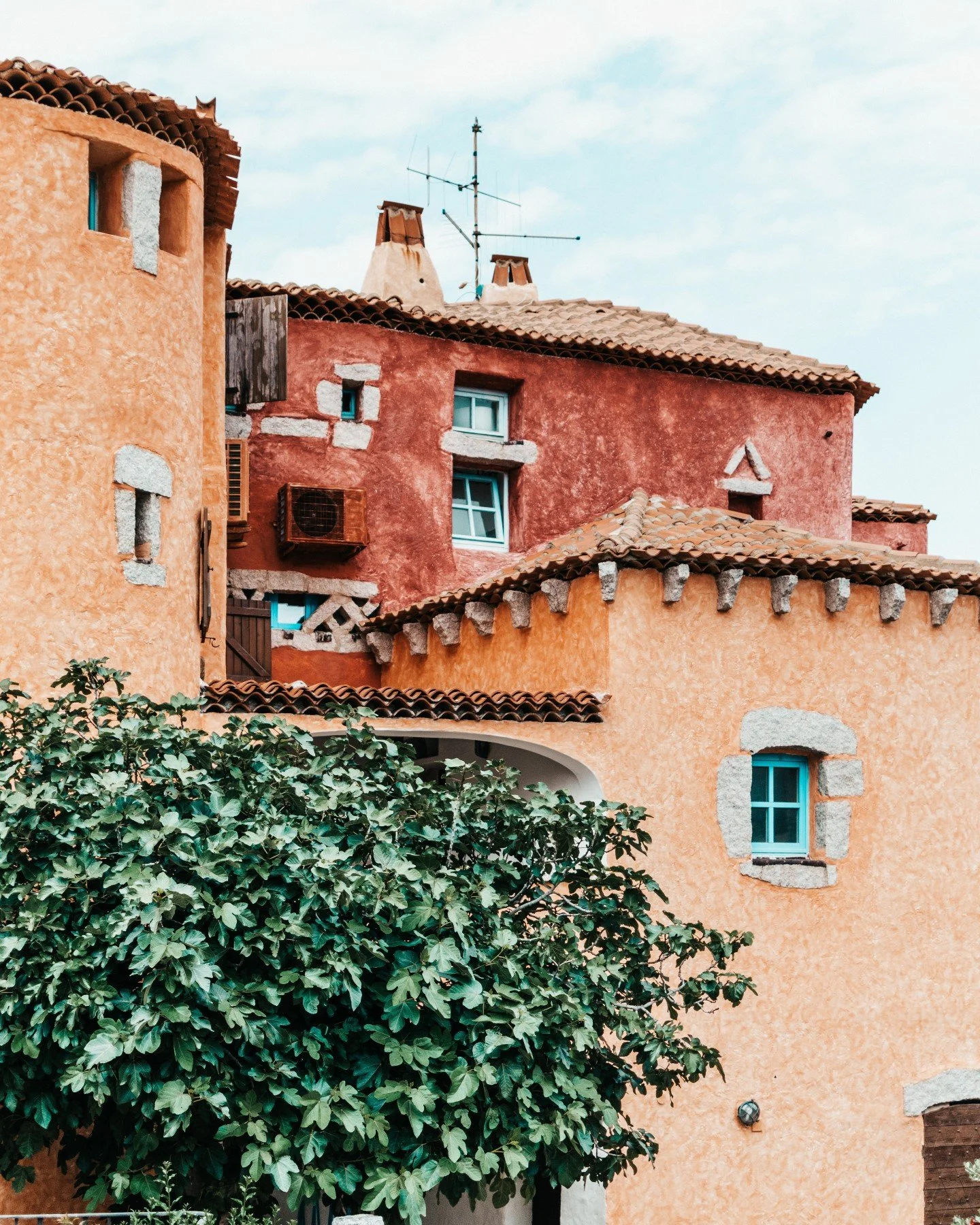 With major brands like Cheval Blanc, Rocco Forte, and Belmond staking their claim along the Costa Smerelda (that's Italian for &quot;Emerald Coast,&quot; for the monolingual among us), Sardinia is currently *that girl* - prepare for sexy magazine cov