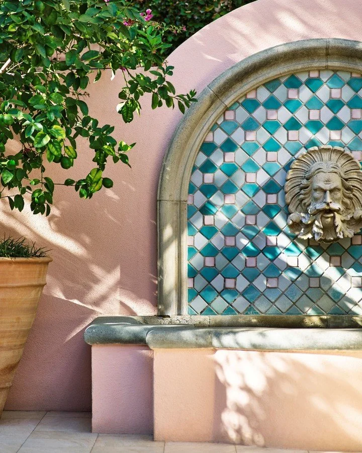 Tell me whether you're team Beverly Hills Hotel or team Hotel Bel-Air, and I'll tell you who you are. Still figuring it out? Head to stories to read our insider's perspective on these two LA classics: both are chicly pink, with art deco touches and v