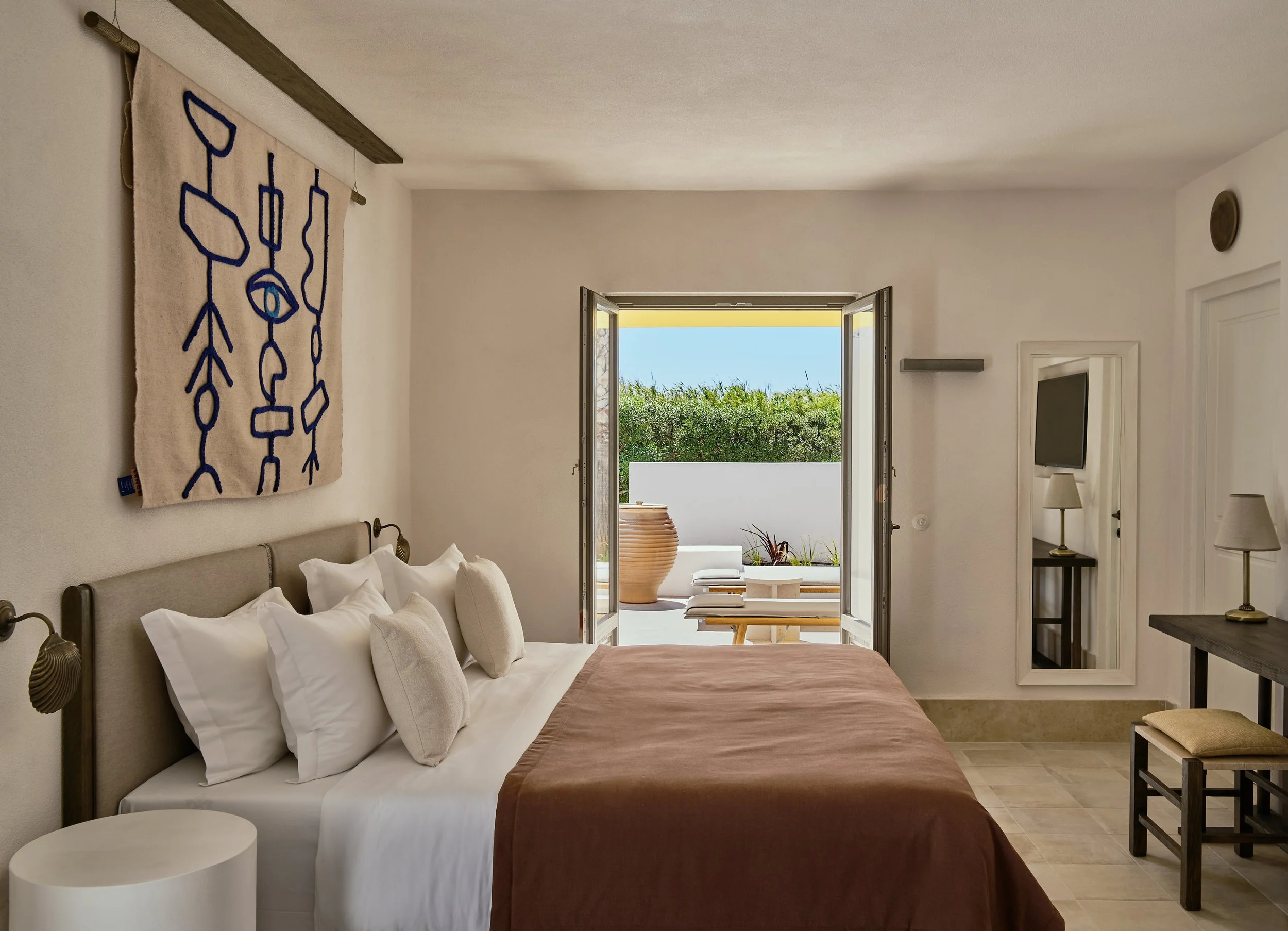 Parilio_Suite Bedroom_2880x2081.jpg