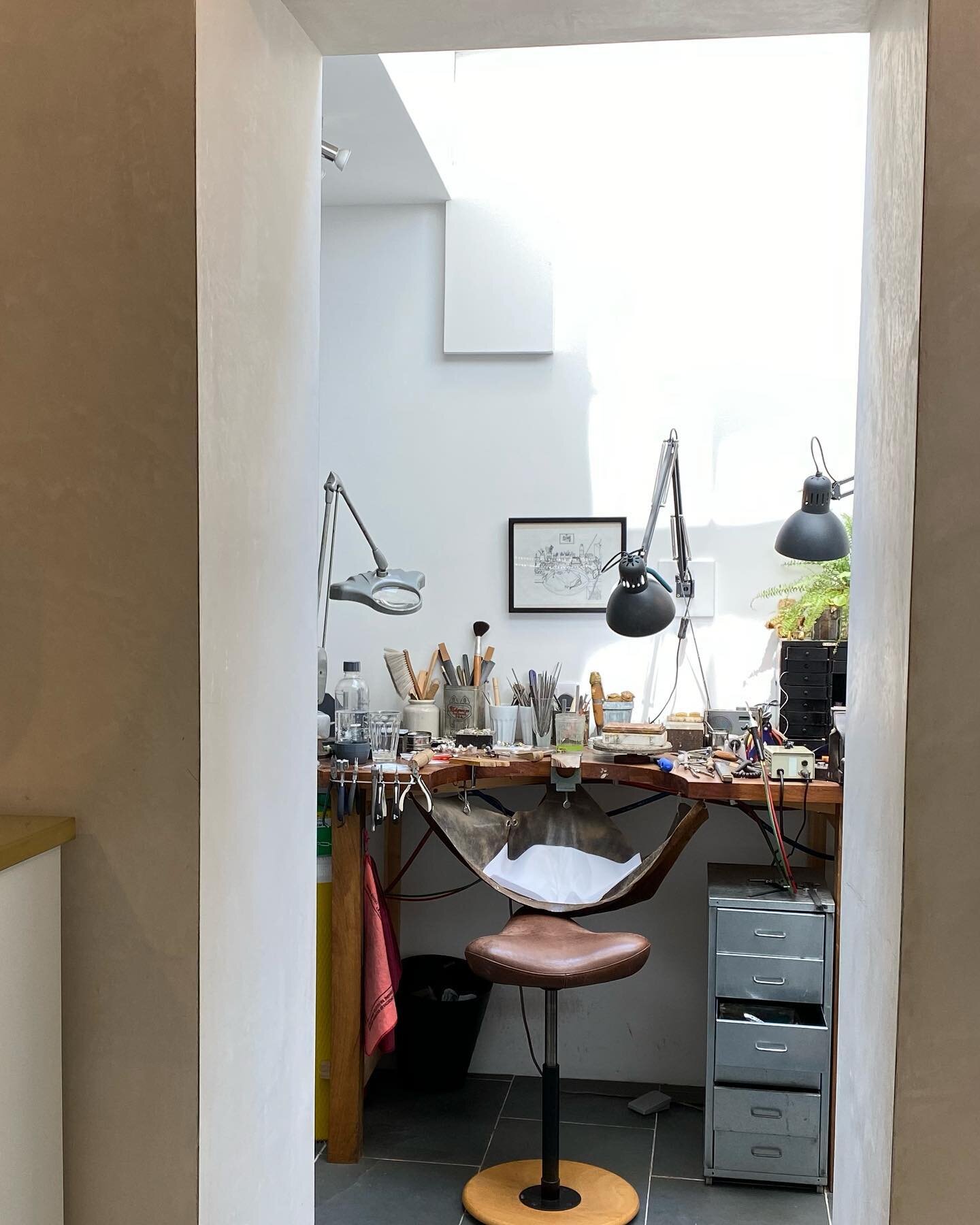 A peek into the workshop on a sunny day&hellip;
#goldsmith 
#workshop
#goldsmithing 
#makingjewellery 
#shoplocal 
#jewellerydesigner 
#madeinbath
#handmadejewellery 
#bartlettstreet 
#bathcitycentre