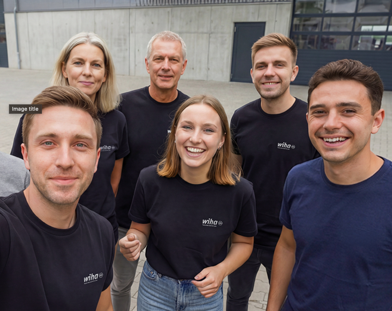 Sechs Menschen mit Wiha-Outfit stehen zusammen