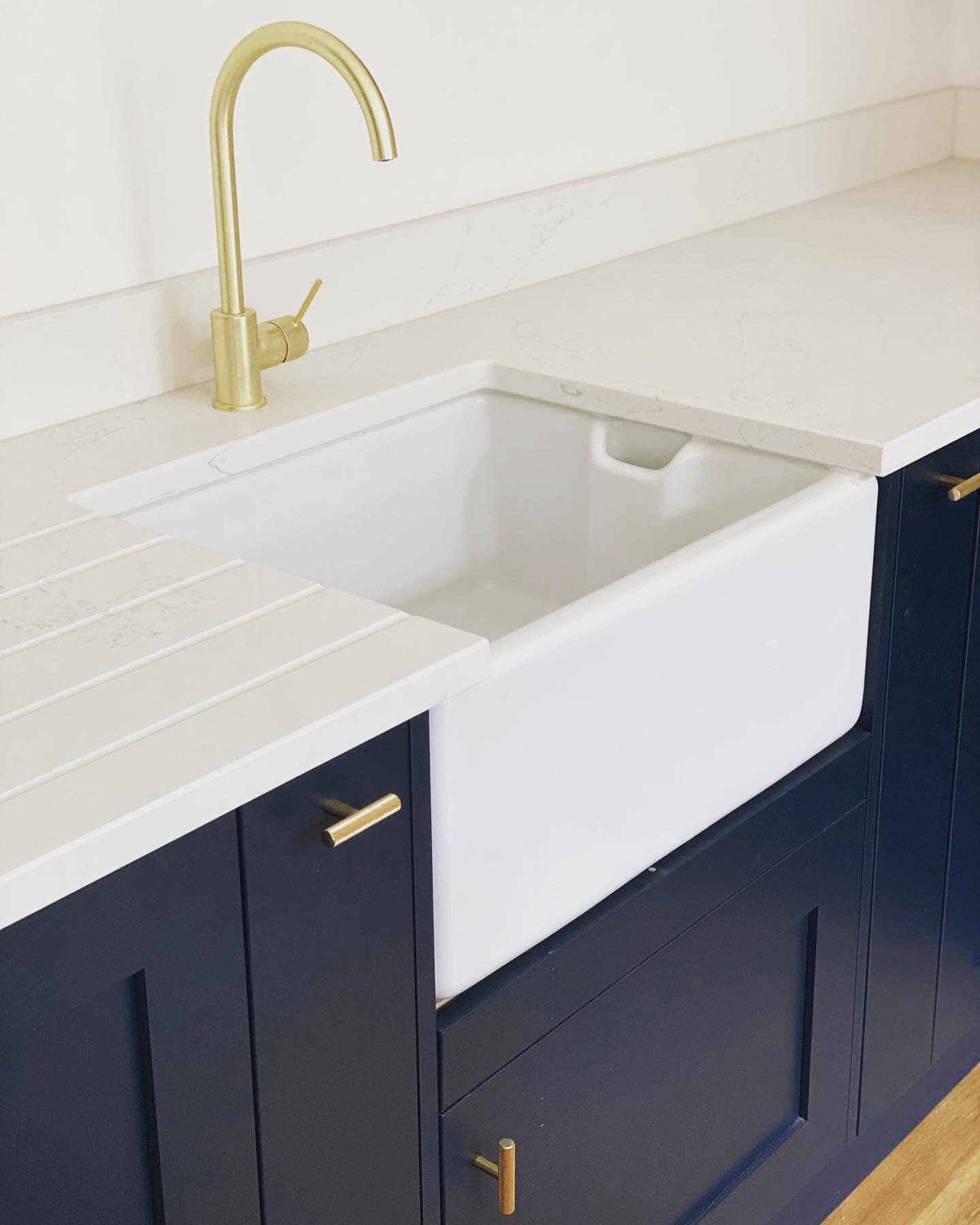 Navy has been one of this year&rsquo;s most requested kitchen finishes. This kitchen was the cherry on top of this Altrincham renovation, the marrying of the dark units with brass accessories makes for a striking finish. 

Clients with great taste 👌