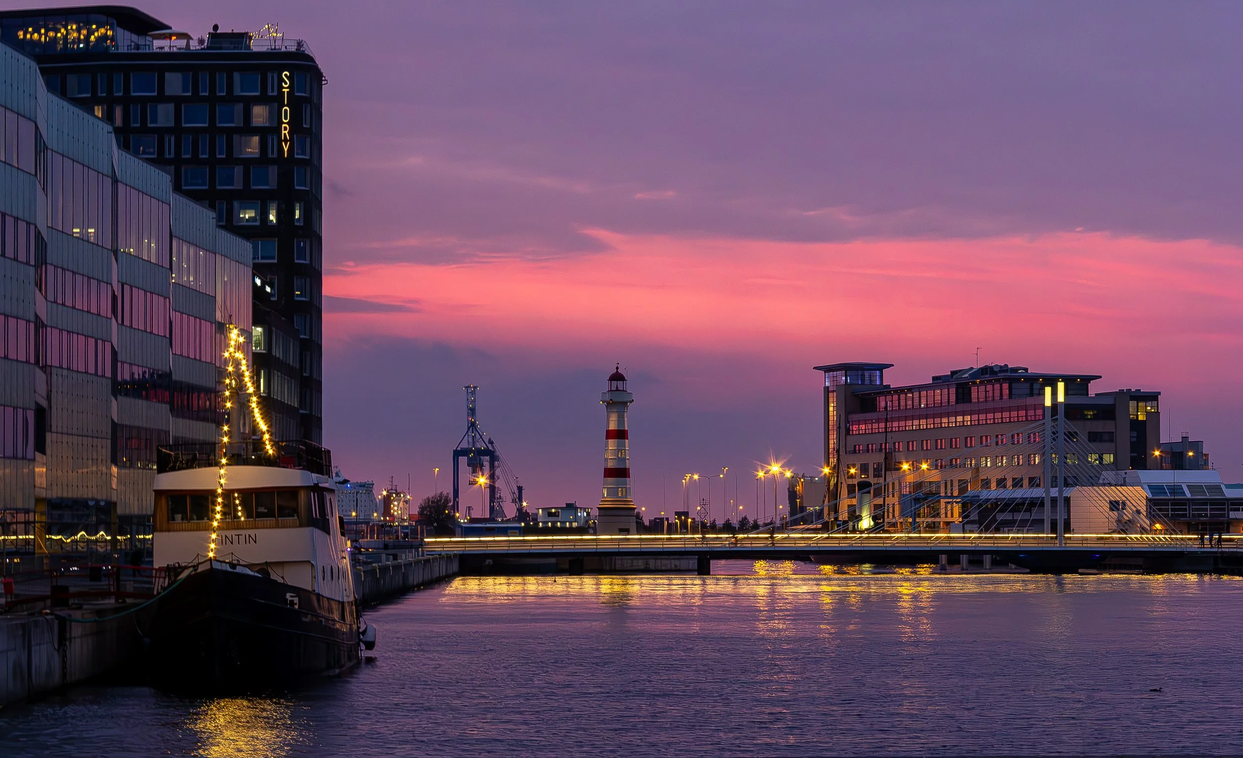 malmo-inner-harbour-summer-evening.jpg