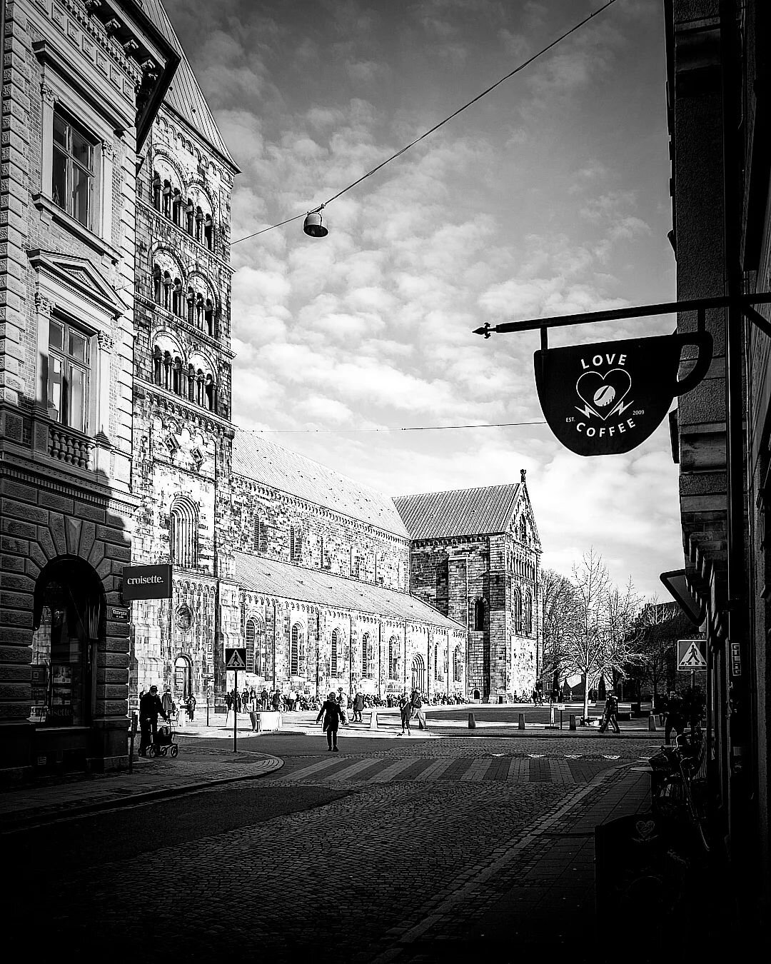 A different perspective.
.
.
.
.
.
#lund #visitlund #igerslund #lundcity #lovelund #kings_villages #swedenimages #visitsk&aring;ne #visitsweden #sweden_by_us #igerssweden #fatalframes #igshotz #nikonphoto #nikonz6 #citylife #villagelife #europesfines