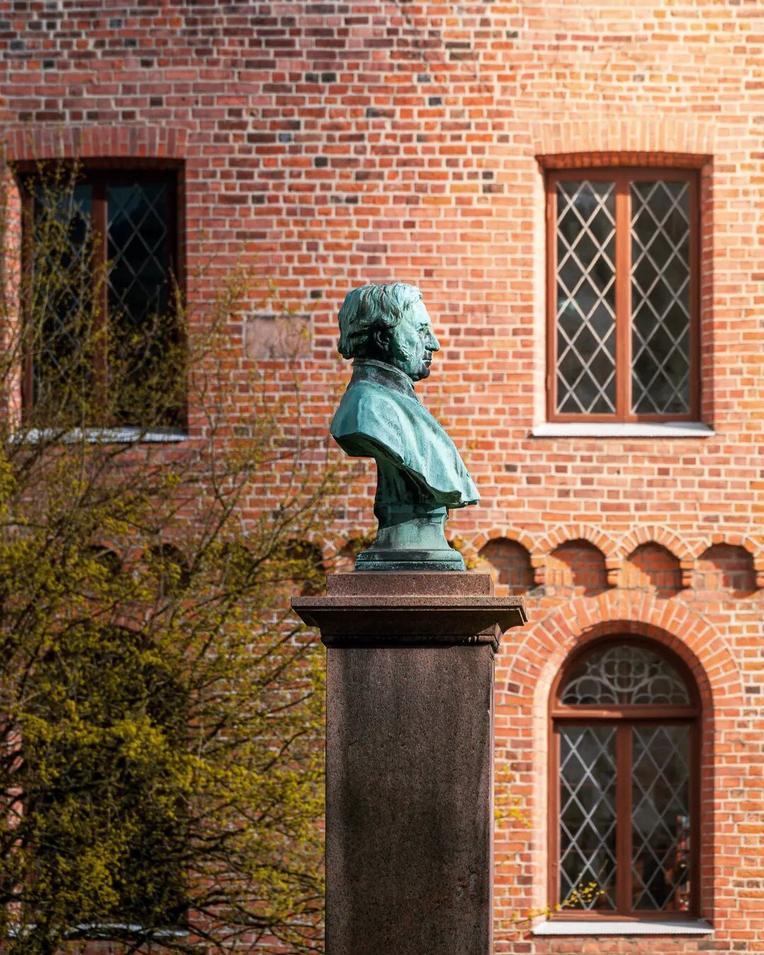 Catching the first rays of sun.
.
.
.
.
.
#lund #visitlund #igerslund #lundcity #lovelund #kings_villages #swedenimages #visitsk&aring;ne #visitsweden #sweden_by_us #igerssweden #fatalframes #igshotz #nikonphoto #nikonz6 #citylife #villagelife #europ