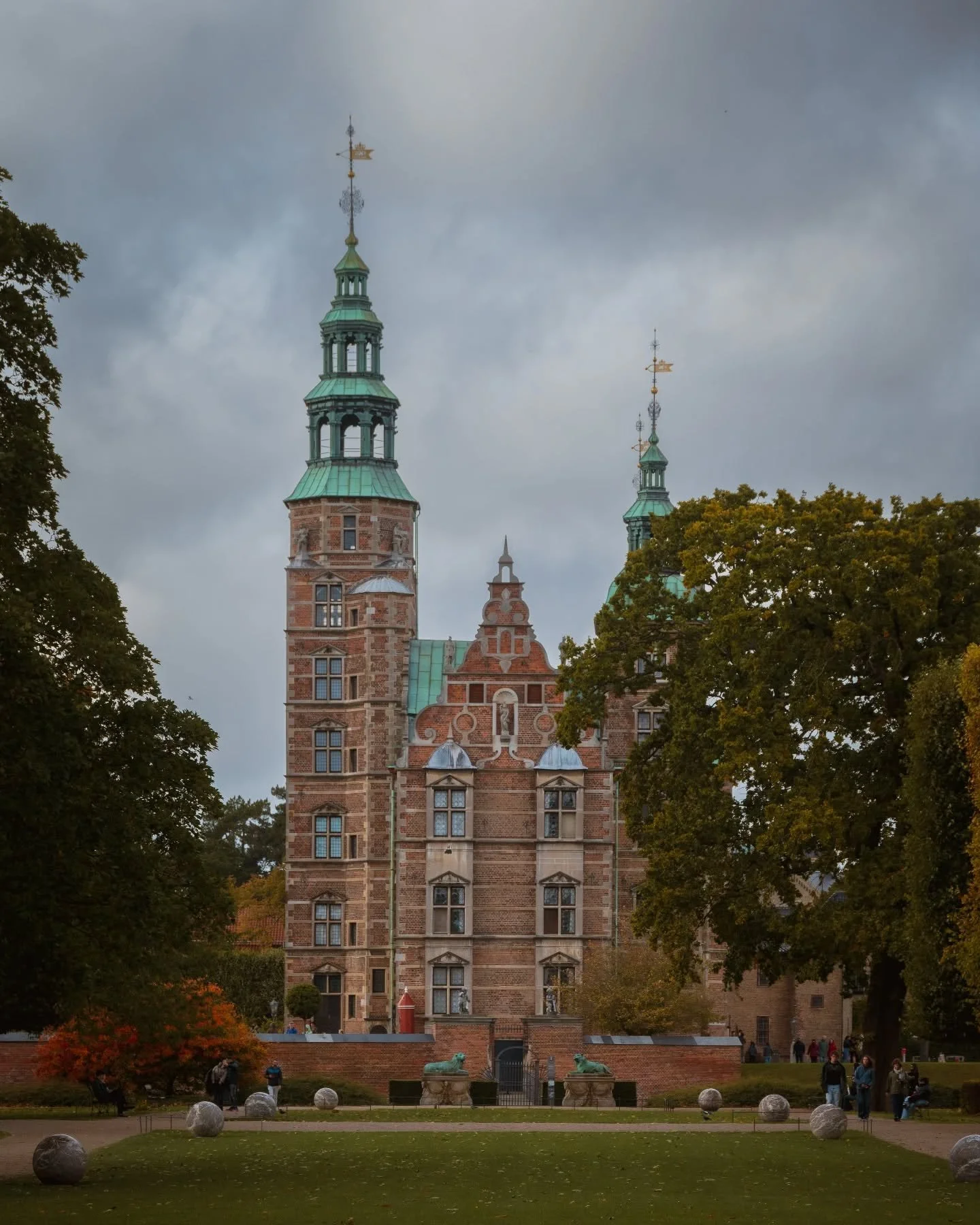 Copenhagen in autumn colors.
.
.
.
.
.
#copenhagen #denmark #visitcopenhagen #visitdenmark #historicbuildings #urbanlandscapes #urbanromantix #urbanliving #topeuropephoto #travelphotography #travelgoals #lovecopenhagen #copenhagenvibes #lifeincopenha
