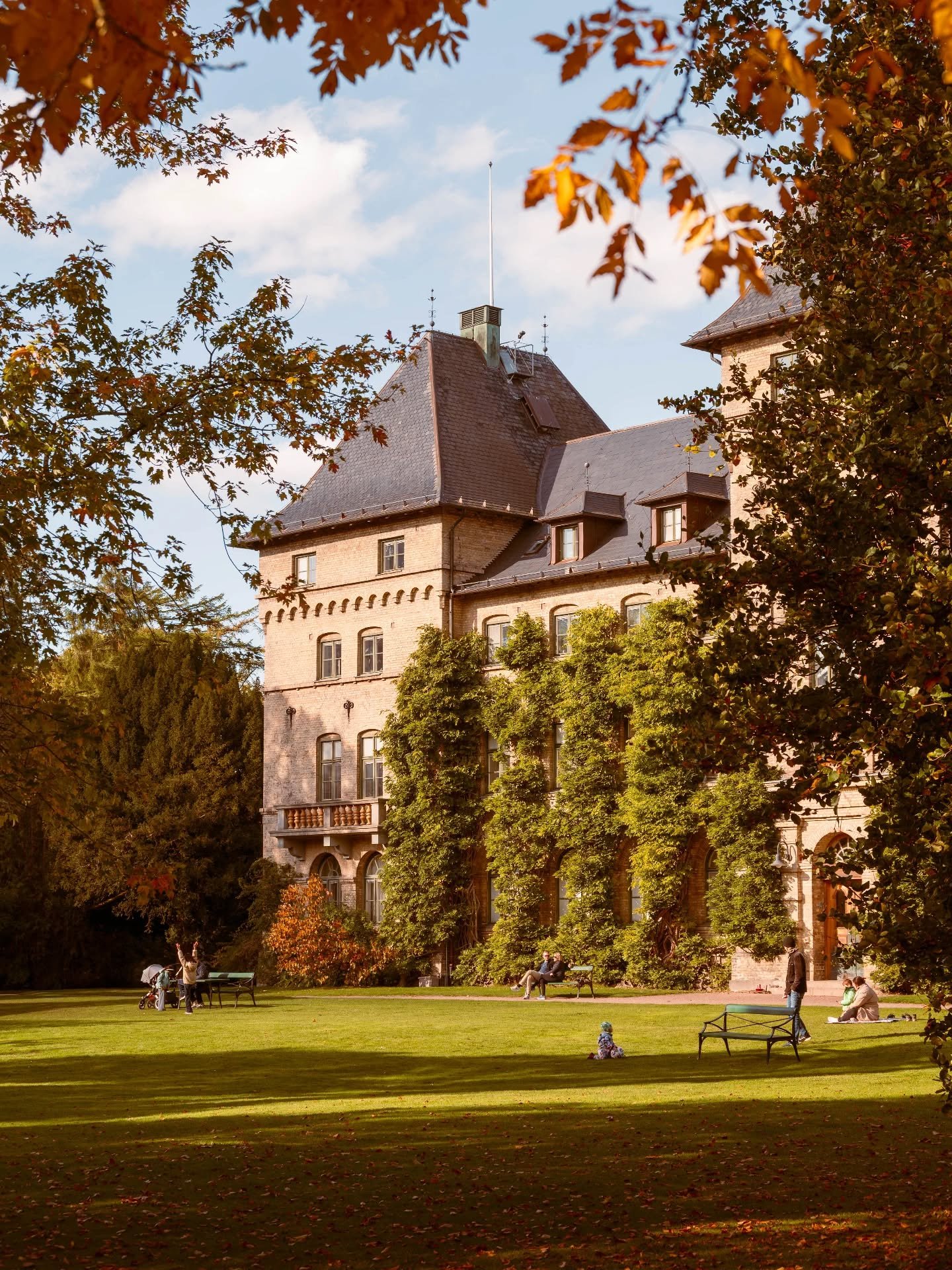 The castle of Alnarp.
.
.
.
.
.
#sk&aring;ne #fotografisk&aring;ne #nikonphoto #folkscenery #ig_shotz #lensbible5k #moody_nature #ig_world_global #earth_outdoors #ig_scandinavia #raw_moody #nikonz6 #naturephoto #main_vision #landscape_captures #natur