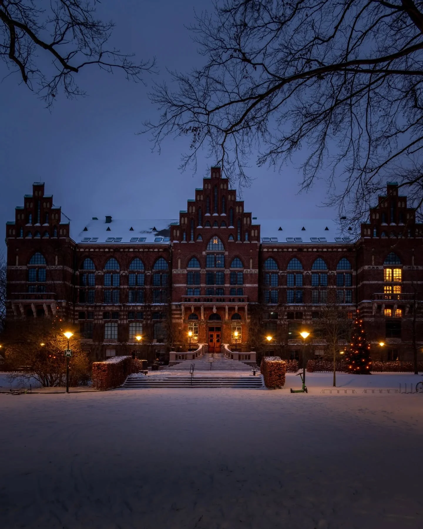 Another winter night on Lund. This is the University Library, maybe one of Sweden's most beautiful buildings. It looks pretty good in snow as well. What is your favorite season?

#lund #visitlund #lundcity #winterseason #snowfall