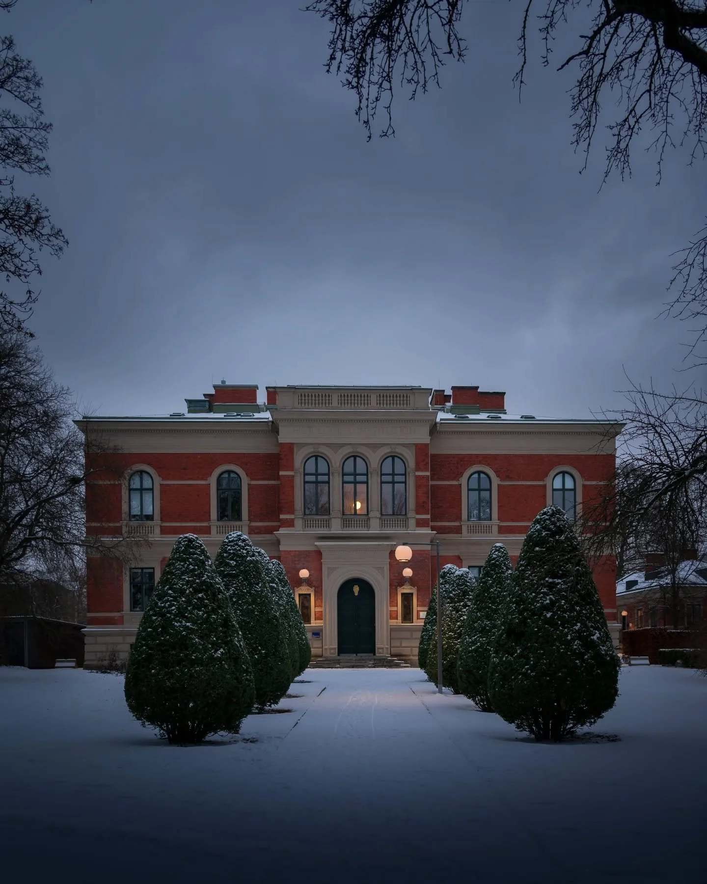 What is going on in there? No one knows. Nonetheless, the House of Wrangel looks pretty awesome when snow comes to town.

#lund #visitlund #visitsweden #winterwonderland #snowwhite