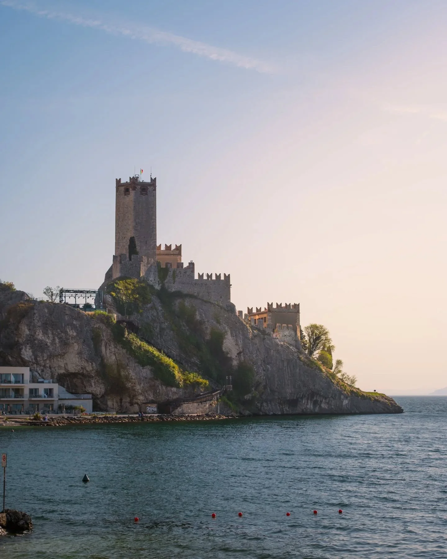 Lake Garda memories. This time from Malcesine and Spiazzi. The charm is strong within those ones. Scaliger castles, alleys, lake views, mountains with snow covered tops as backdrops everywhere you look. No cars, everyone out walking. Spring vibes. En