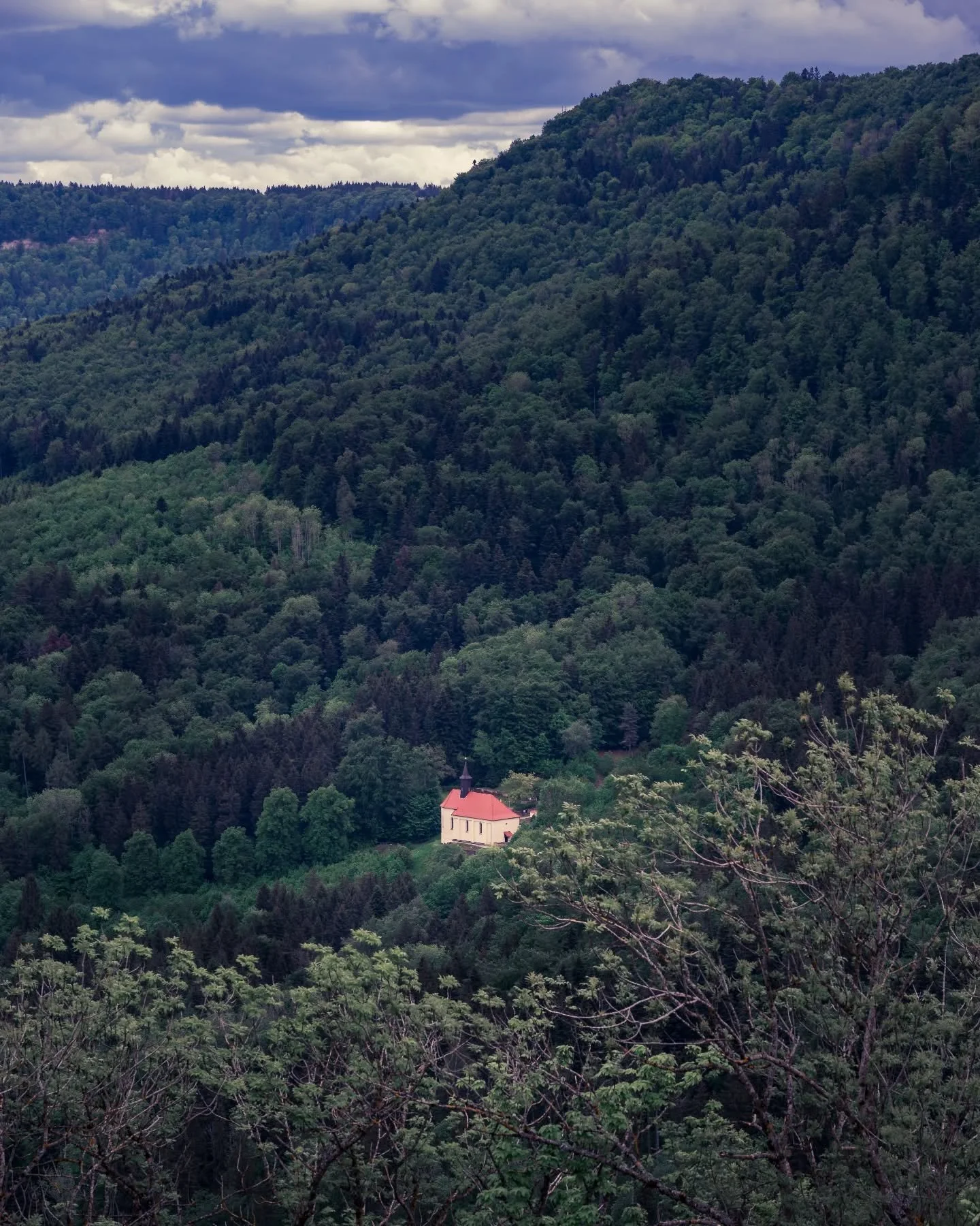 I am no landscape photographer. But sometimes it's nice to try something else. So this is my attempt to do the vast landscape surrounding the small church of Maria Zell justice, seen from Burg Hohenzollern. 

#hohenzollern #mariazell #landscapes #bad
