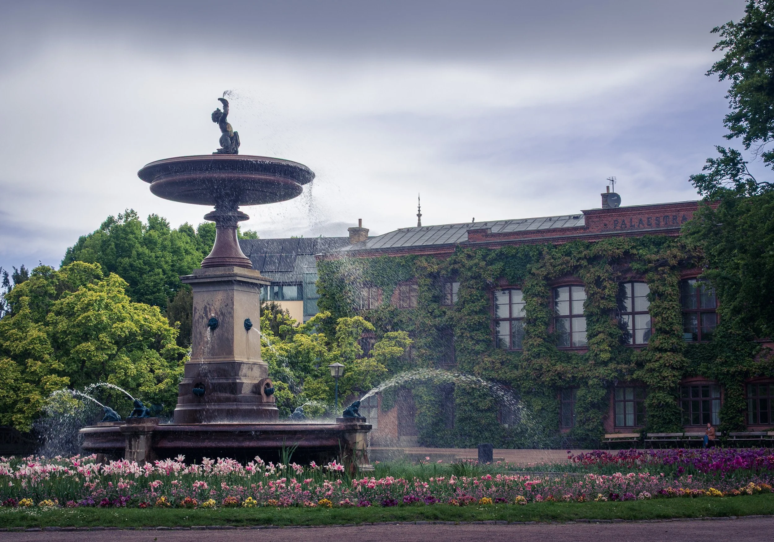 fountain-universitetsplatsen-palaestra-wet.jpg