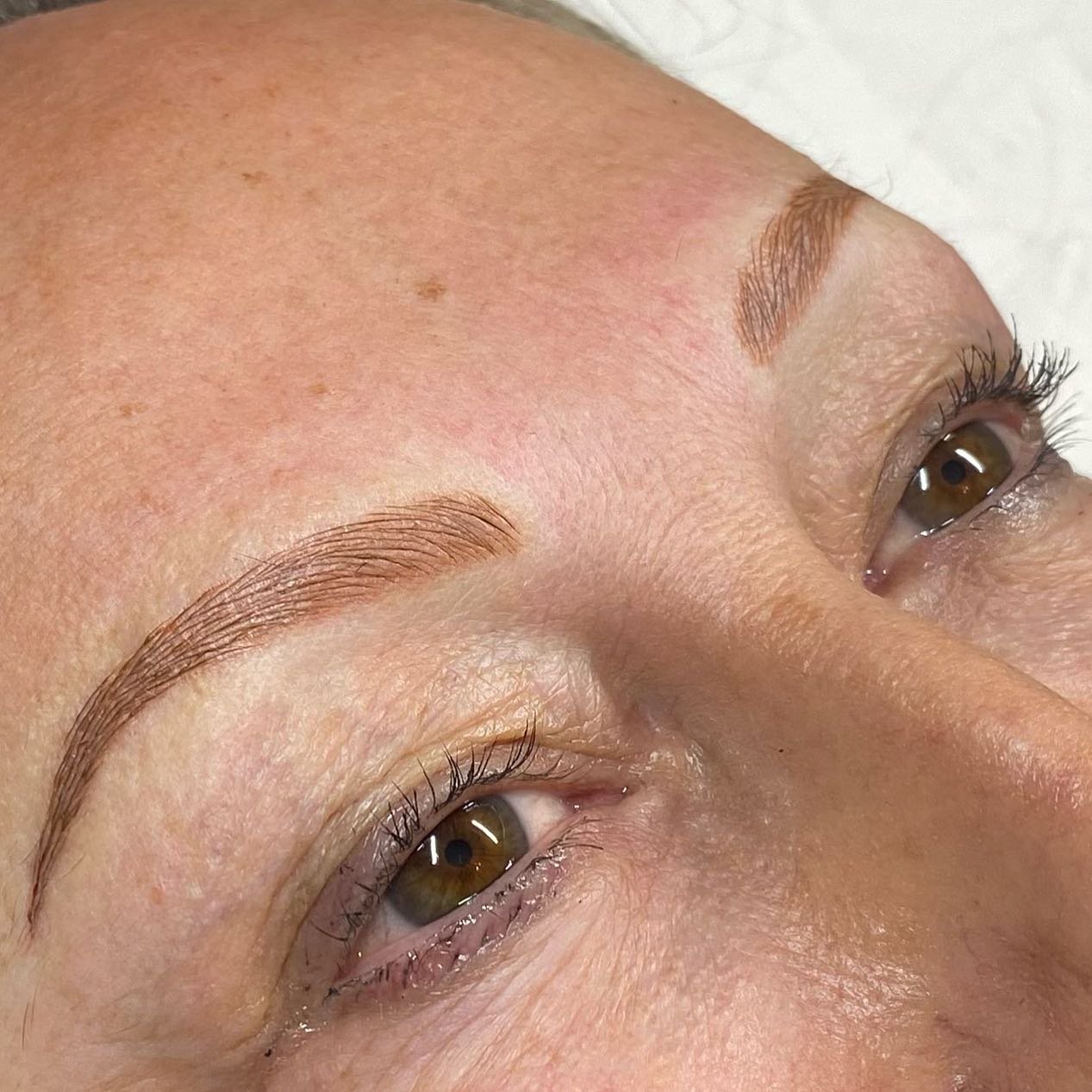 Clean and crisp feathered hair strokes, created with a selection of micro needles.  Micro-bladed brows can be very natural and the selection of pigments particularly blondes give flexibility in tailoring individual brows. This photo is taken straight