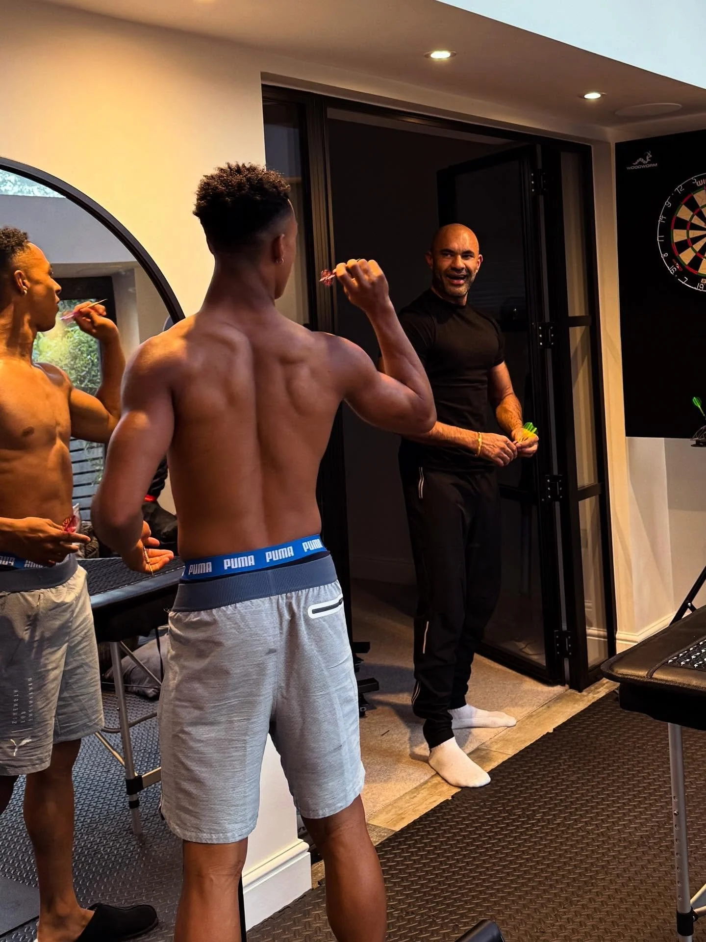 We did get some work done ⚽️💨 
@omarihutchinson10 

Anyone who what&rsquo;s to challenge me on darts, link in bio! 

#teamstraightspine #bodyalignmentclinic #premierleague