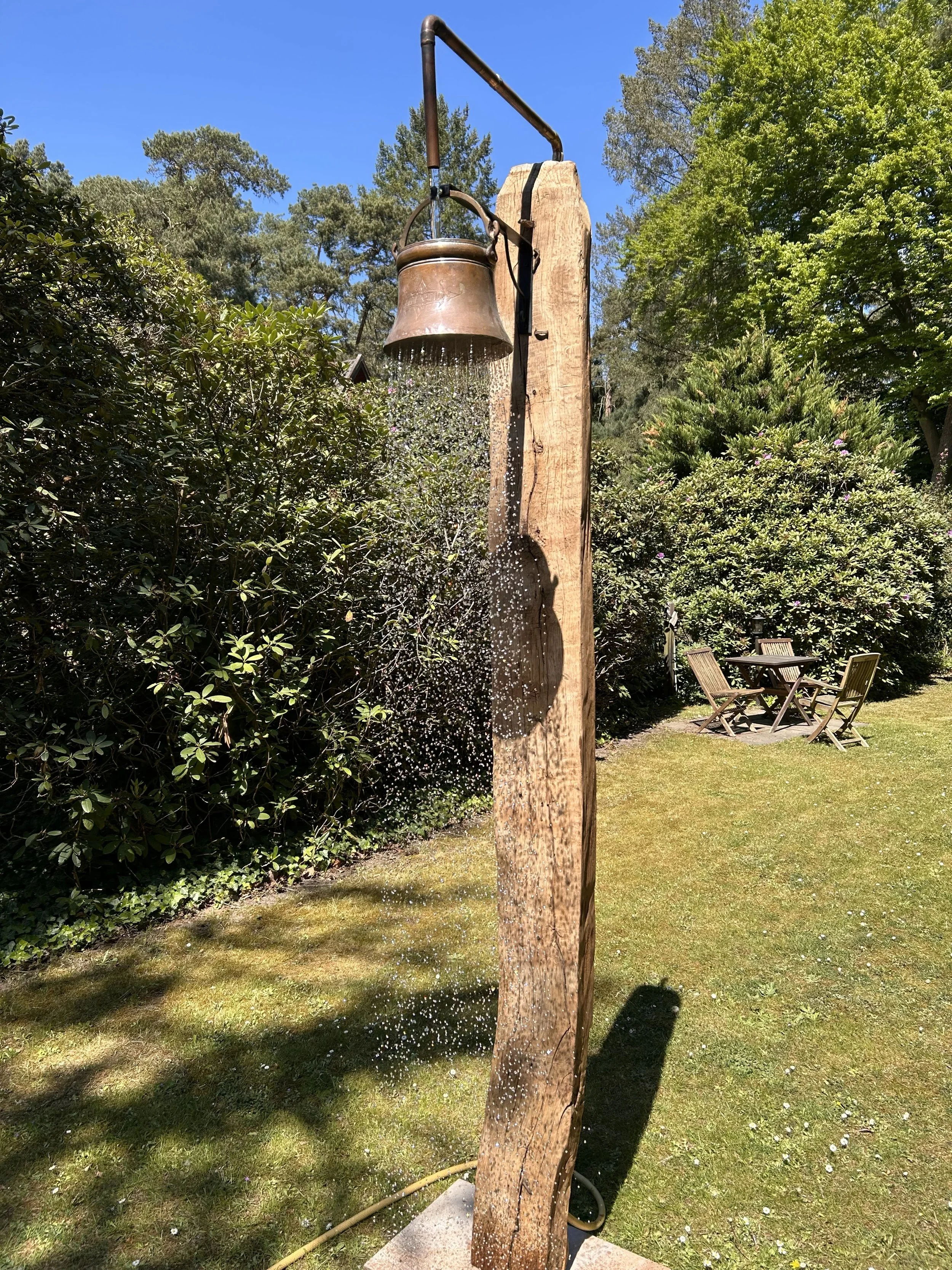 Dusche aus einem Fachwerkbalken