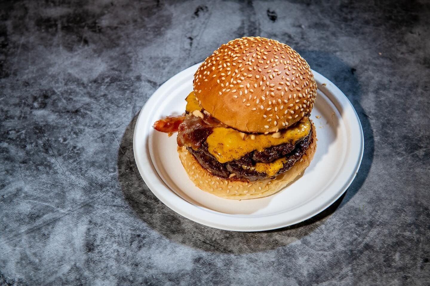 Here you have it. This is what the best burger in the UK looks like... 

A massive congratulations to @bleeckerburger for winning the big title at last night&rsquo;s #NationalBurgerAwards! 

Head to @dineoutmagazine for the lowdown 👈🏼

📸 @creative