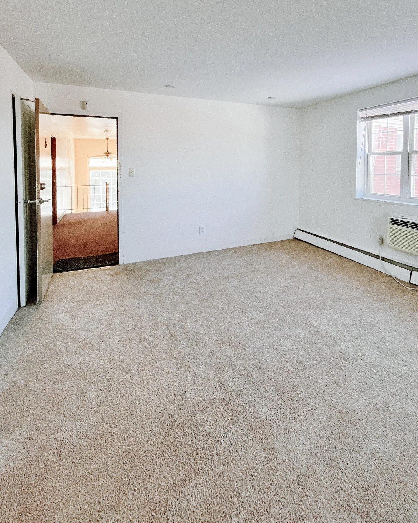 Now showing one of our 1-bedroom Swisher units &mdash; and it's ready for IMMEDIATE move-in!

This unit provides you an open-concept kitchen, natural lighting, and 485 square feet. 

📸 Photos are just the beginning!
🏡 In-person tours available
💻 V