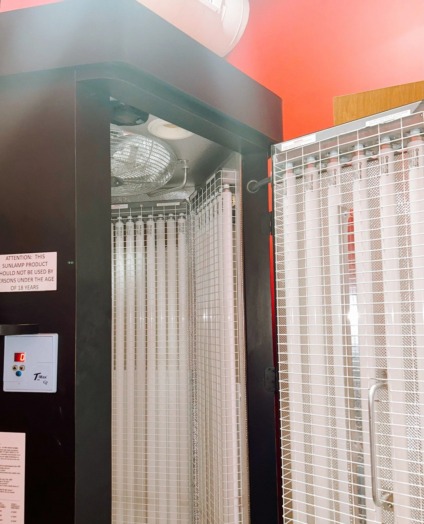 Come get your spring break glow at University Village ☀️! Did you know that we offer a tanning bed for all residents? Stop by the front desk at any time during business hours and ask to use our tanning bed.