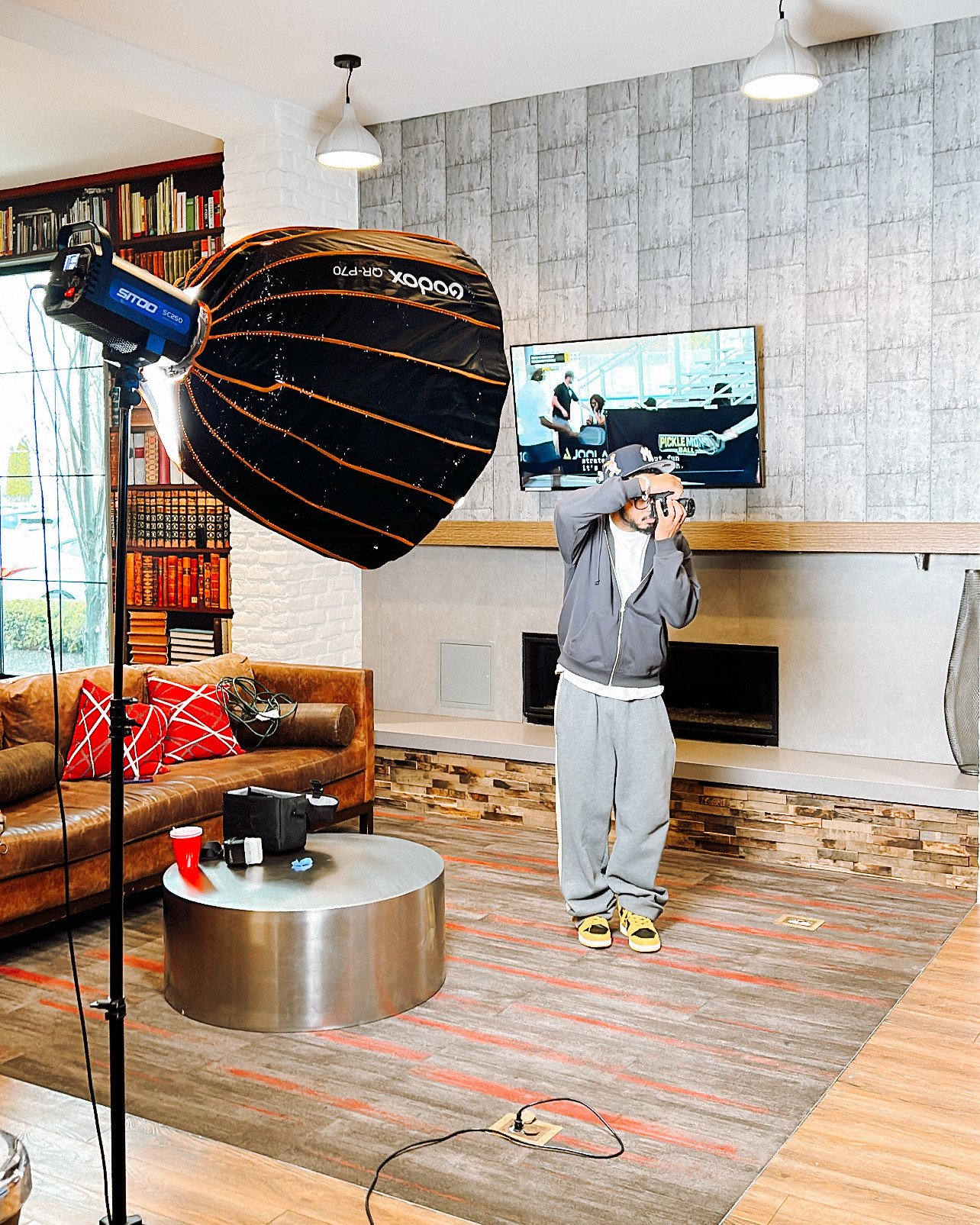 Thank you to everyone who came to our Resumes and Headshots session last night 📝📸! Our next scheduled session is April 16 from 5:30 - 7:30pm, here in the RLC. Hope to see you there!