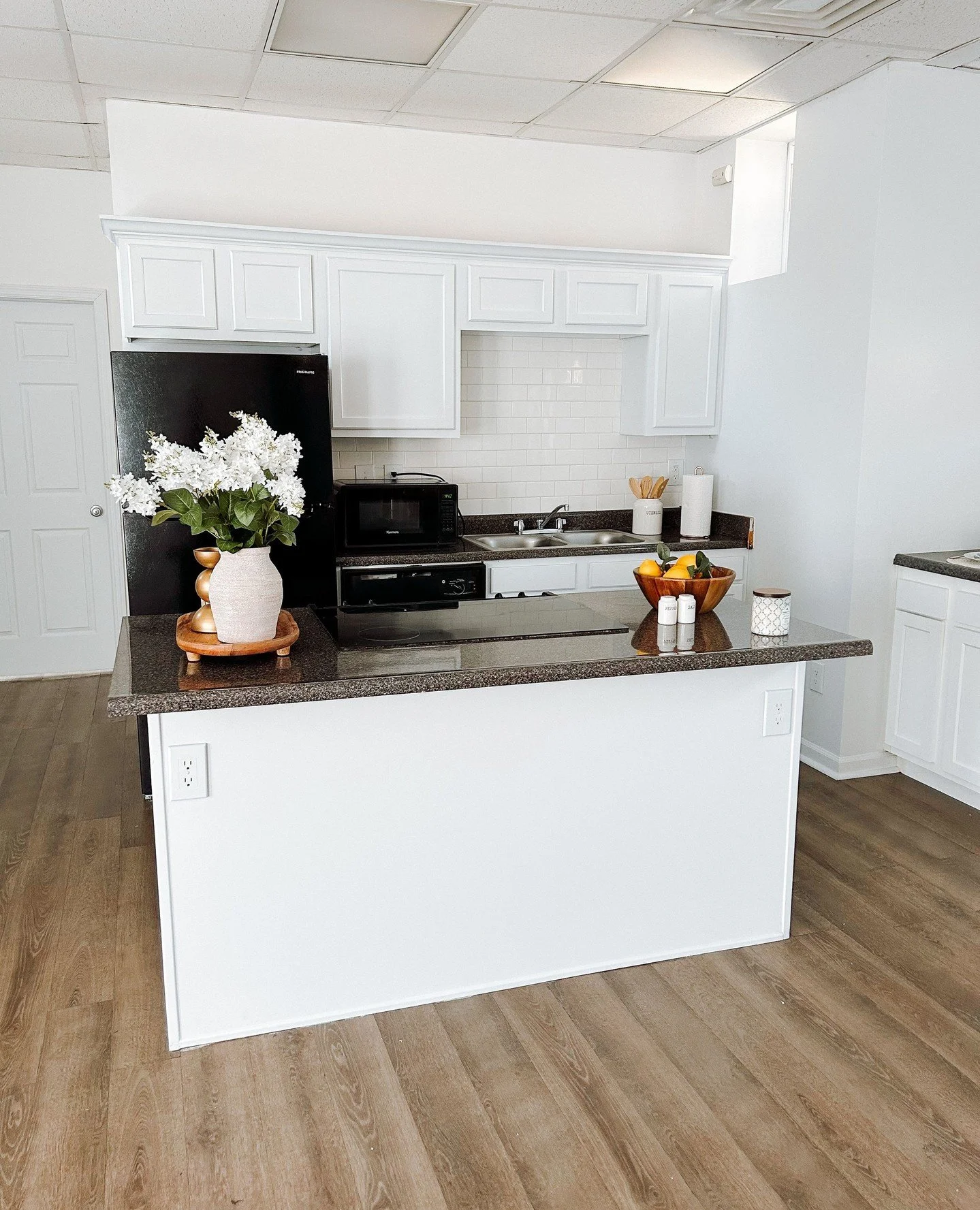 Now showing The Pool House ☀️! This 1-of-1 unit is our largest floor plan&mdash;a 2 bed/2 bath&mdash;with the pool right in the backyard! The Pool House has in-unit laundry, a dishwasher, and a spacious living room and kitchen (with an island!).⁠
⁠
T