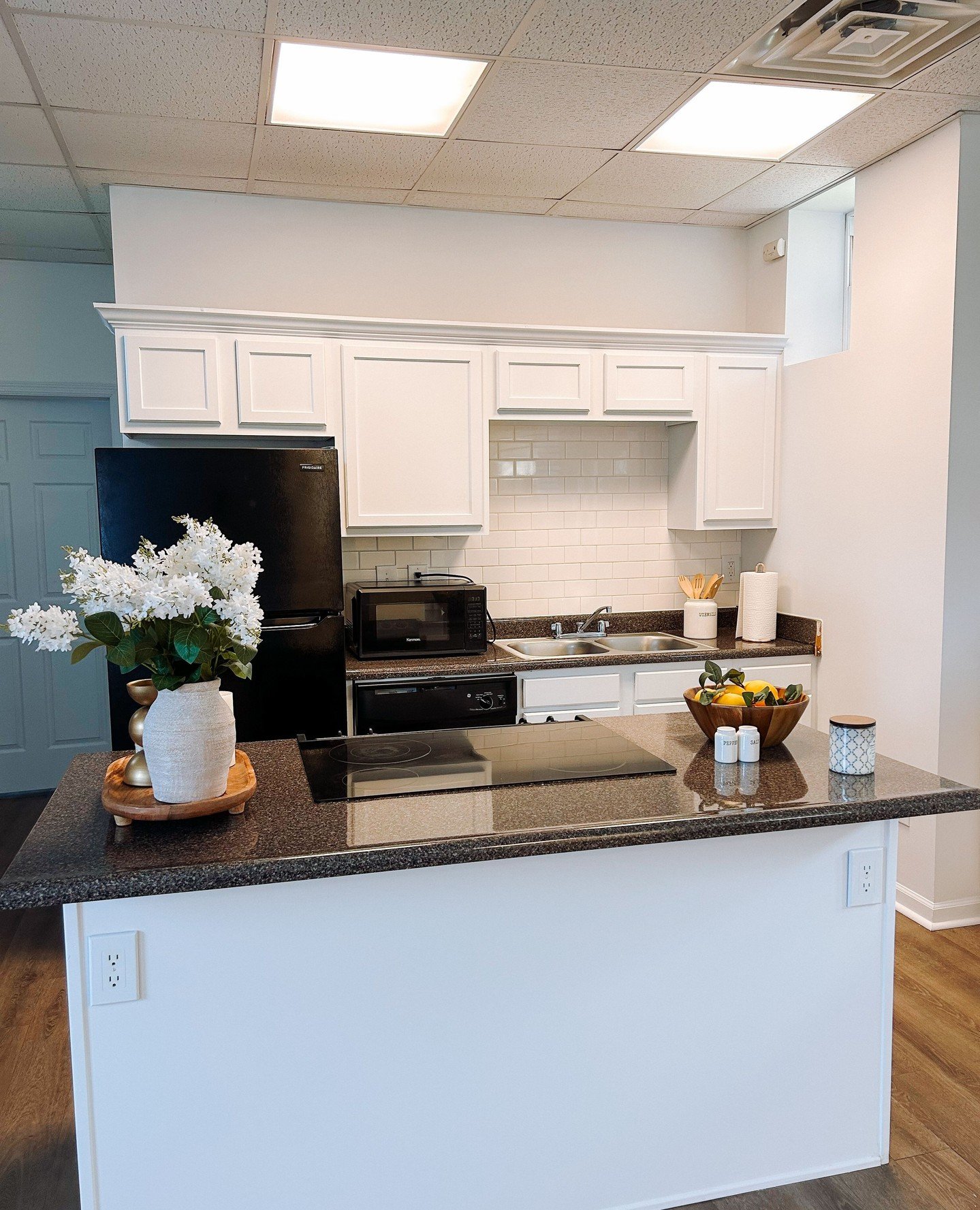 Now showing The Pool House ☀️! This 1-of-1 unit is our largest floor plan&mdash;a 2 bed/2 bath&mdash;with the pool right in the backyard! The Pool House has in-unit laundry, a dishwasher, and a spacious living room and kitchen (with an island!).⁠
⁠
T