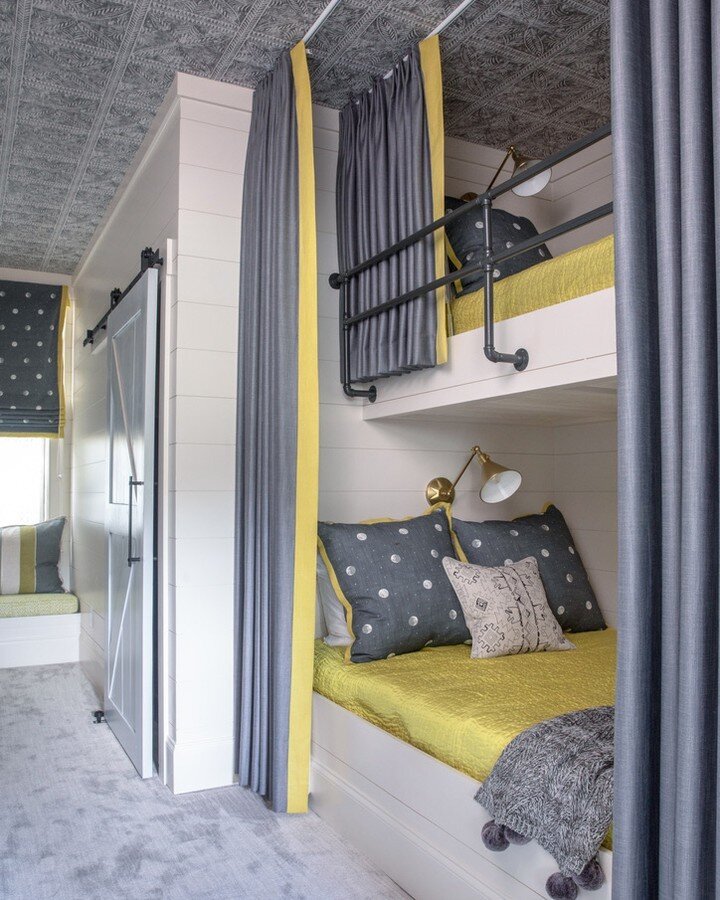 Are you a top bunk or bottom bunk kind of person?​​​​​​​​​
_____________________

#schillingandco #atlantainteriordesign #interiordesign #decor #homedesign #interior #interiors #designers #designerlife #currentdesignsituation #schumacher1889 #thibaut