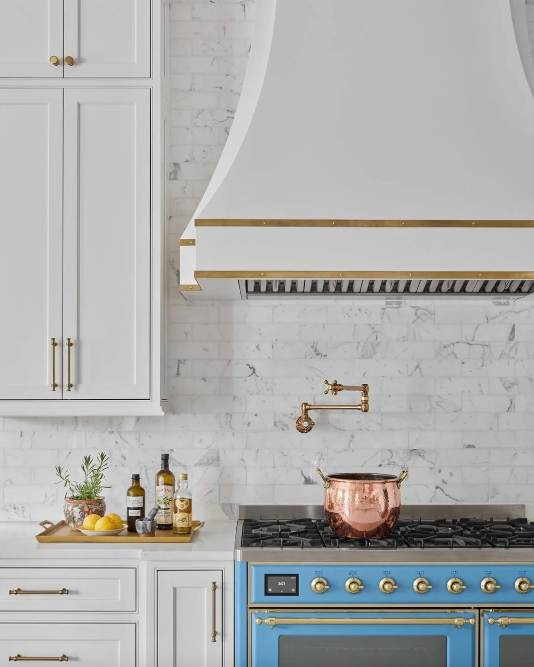 White kitchen but make it fun! We love when clients take risks on color.

📷 @emilyfollowillphotographer
_____________________ 

#schillingandco #atlantainteriordesign #interiordesign #decor #homedesign #interior #interiors #shopping #interiorshop #i