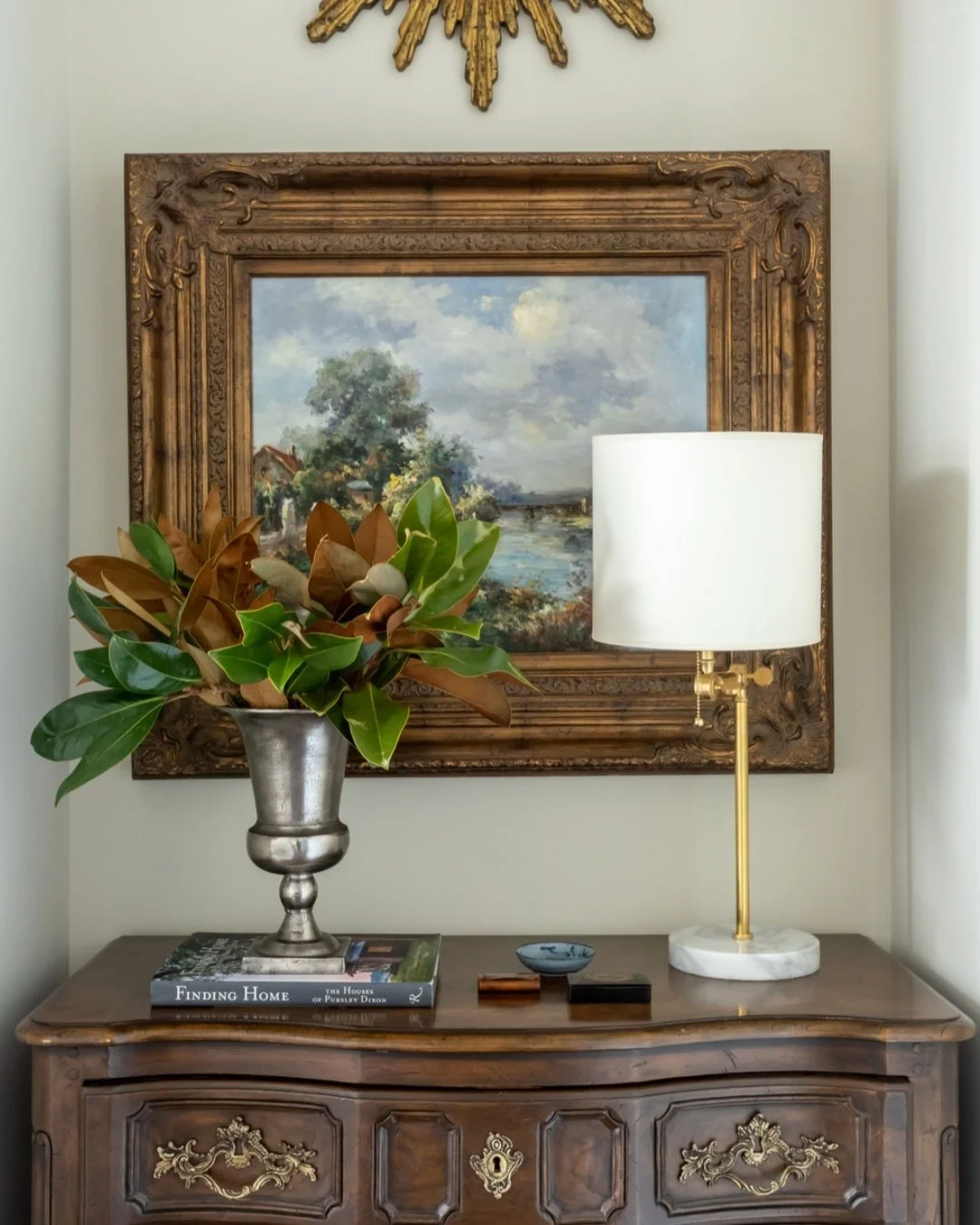 Fall-feeling vignette. 🍂
_____________________ 

#schillingandco #atlantainteriordesign #interiordesign #decor #homedesign #interior #interiors #shopping #interiorshop