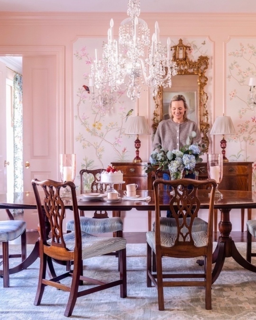 Blending old and new in our client's homes makes it feel truly theirs. It's all in the details of their collections in this refreshed dining room.
_____________________ 

#schillingandco #atlantainteriordesign #interiordesign #decor #homedesign #inte