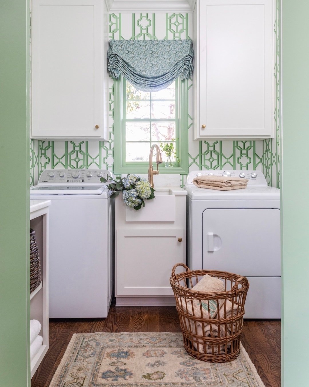 Happy St. Patty's Day! ☘️ Green compliments of this beautiful @scalamandre wallpaper in this cozy (but functional!) laundry room.
_____________________ 

#schillingandco #atlantainteriordesign #interiordesign #decor #homedesign #interior #interiors #