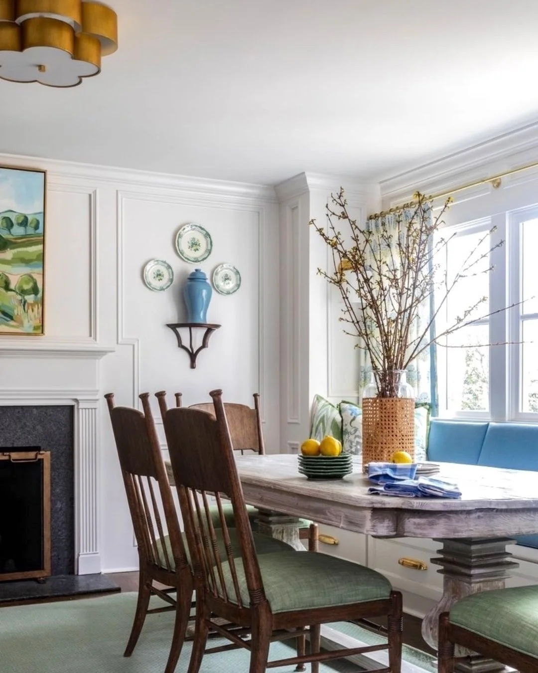Creating an elevated breakfast room with 3 young kiddos in mind is not an easy task! We chose sturdy, durable furniture and stain resistant rugs and fabrics to stand the test of time but also a design our clients loved!

📷 @heidiface

______________