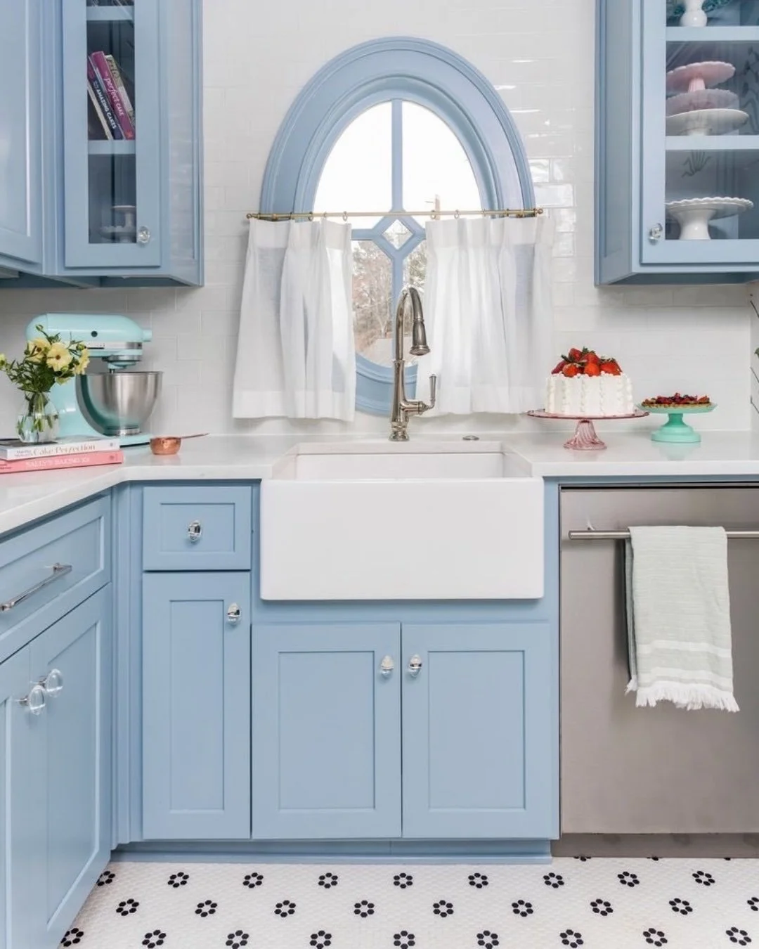What a dreamy baking kitchen to get Easter ready! 🐰🎂 Our client has a cake baking business and had to create this space extra special for her. We worked with @schillingadnco_designbuild to get this exactly right!

#schillingandco #atlantainteriorde
