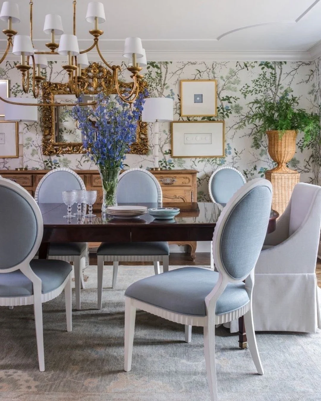 Just the perfect place for spring dining - bringing all the spring florals and colors inside from wallpaper to rug. 🪻

📷 @heidiface

_____________________ 

#schillingandco #atlantainteriordesign #interiordesign #decor #homedesign #interior #interi