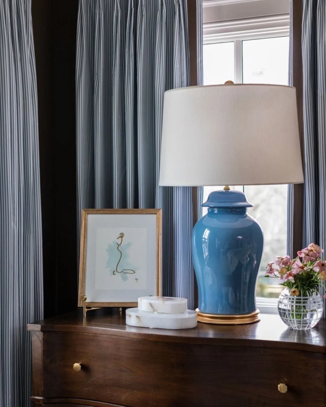 Giving this primary corner a moment 💙🤎

📷 @heidiface

#schillingandco #atlantainteriordesign #interiordesign #decor #homedesign #interior #interiors #primarybedroom #customdrapery