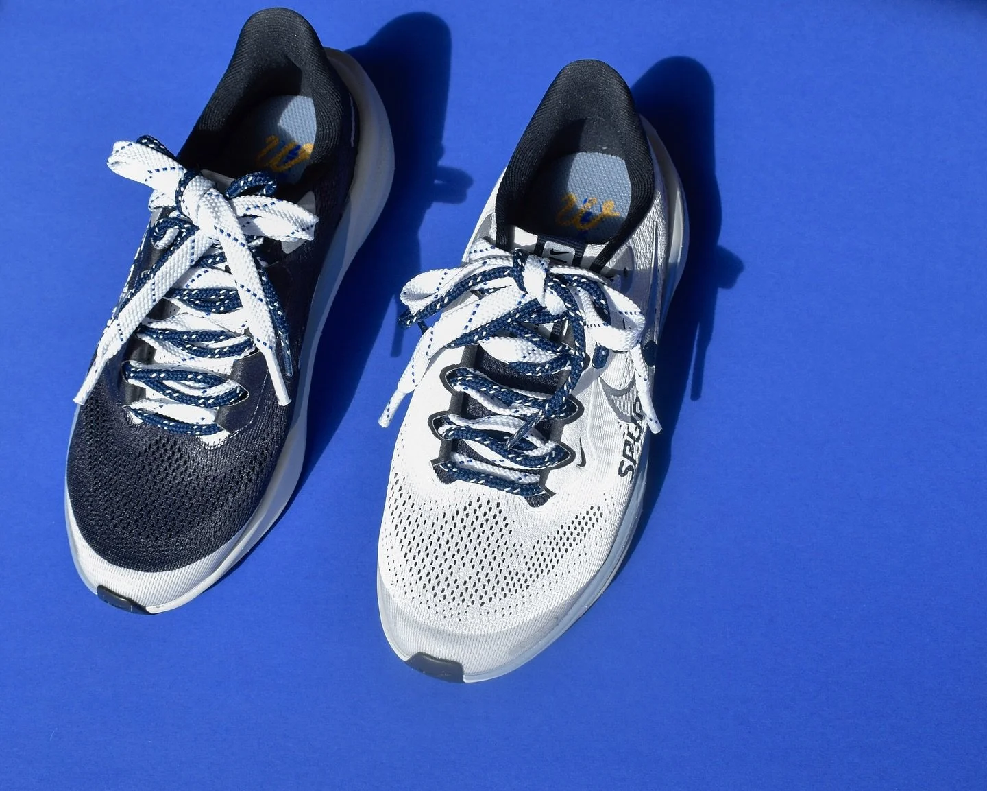 🌓🌗 mismatched and double laces 💯 #wholeesakicks 

#sneakerschica #nikepegasus #customsneakers #soccer #mismatched #sneakercustoms