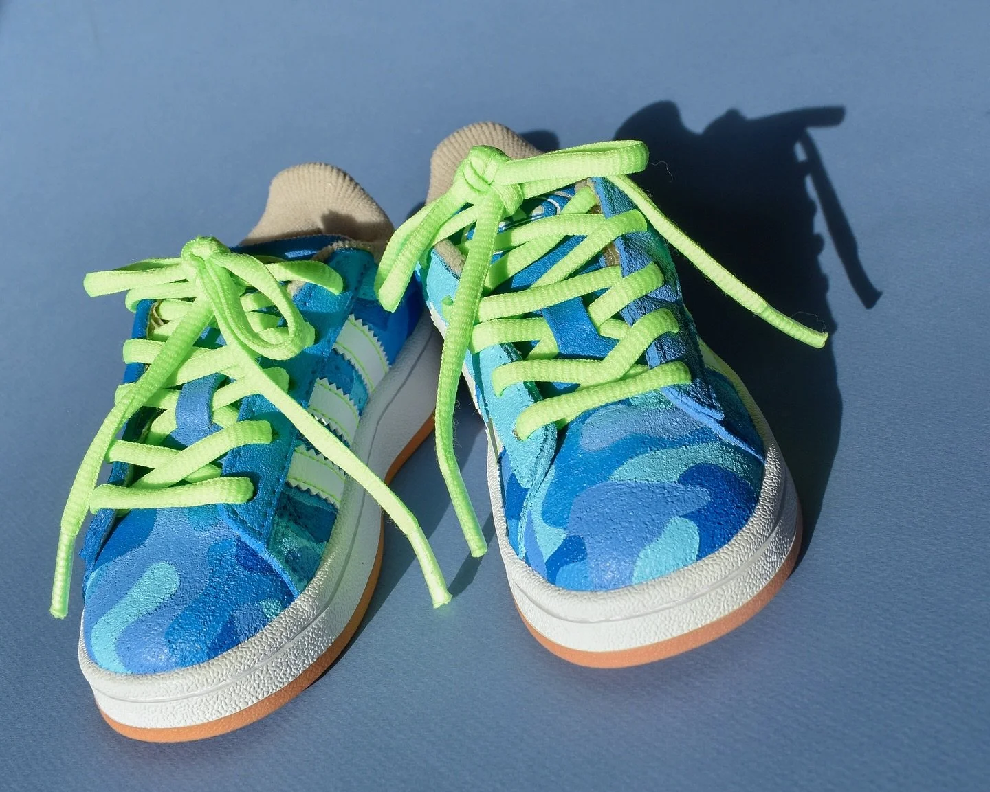 Wavy 〰️ 😵&zwj;💫
#wholeesakicks

#sneakerschica #mexicanartist #babysneakerhead #adidaskids #adidascampus #camouflage #handpainted #blues #customsneakers #angeluspaint