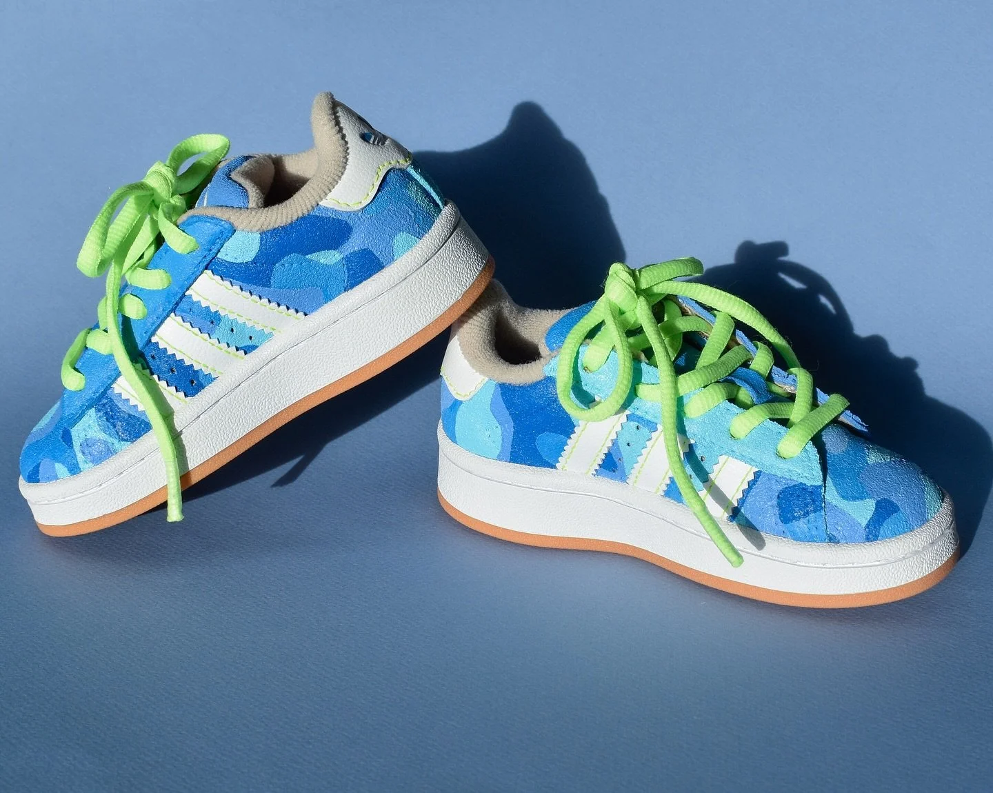 In my blues 🩵🧢👕👖🫐🥣💙
#wholeesakicks 

#sneakerschica #customsneakers #babysneakerhead #mexicanartist #adidascampus #adidaskids #handpainted #kidsneakers #camo #nicekicks #complexkicks #hypekicks