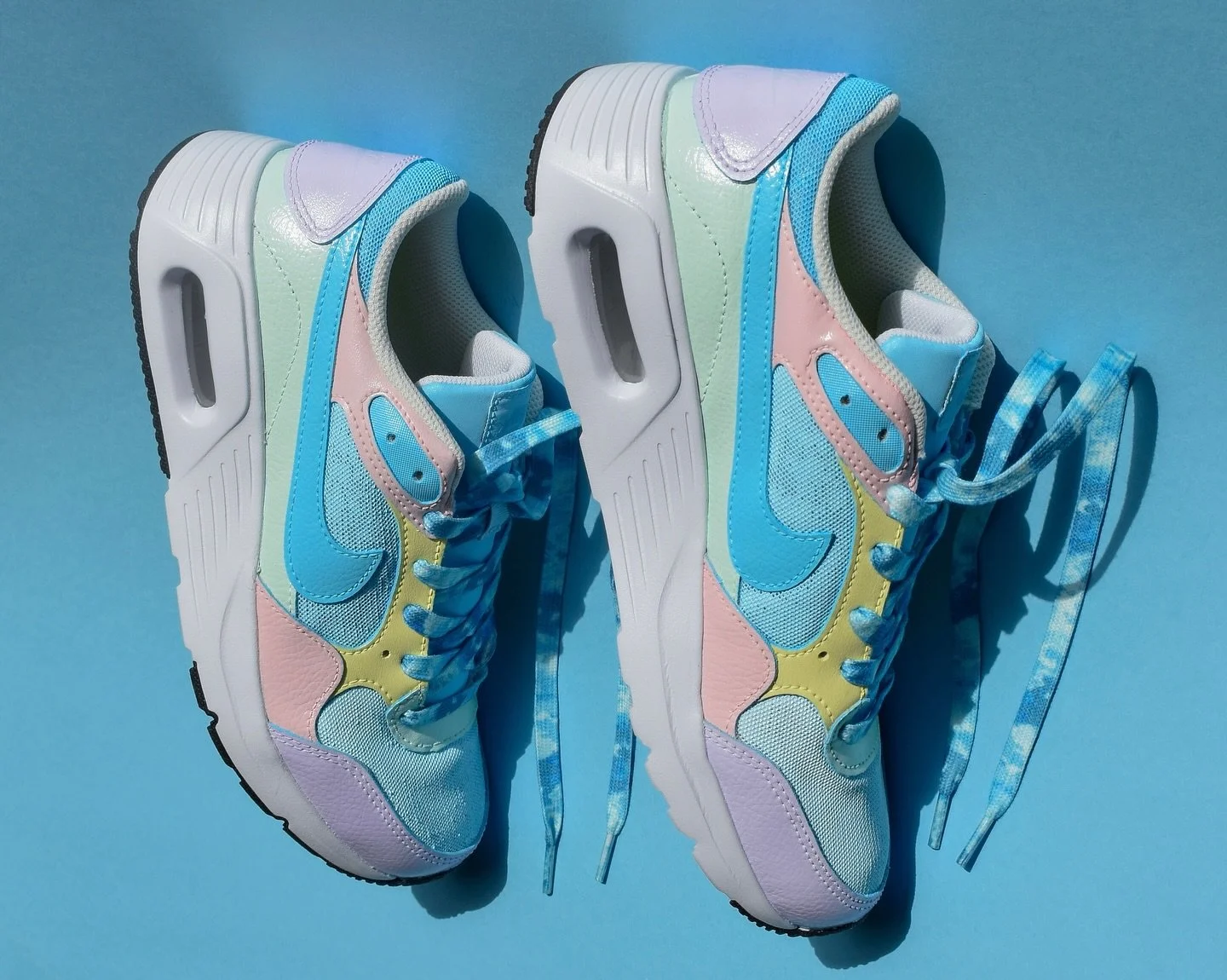 Spring is near. Inspired by his dad&rsquo;s AJ1s I customized a few years ago. Swipe to see. 👉🏽 #wholeesakicks 

#sneakerschica #customsneakers #femalesneakerhead #mexicanartist #nikeairmax #nikekids #custompaint #handpainted #kidsneakers #pastel #