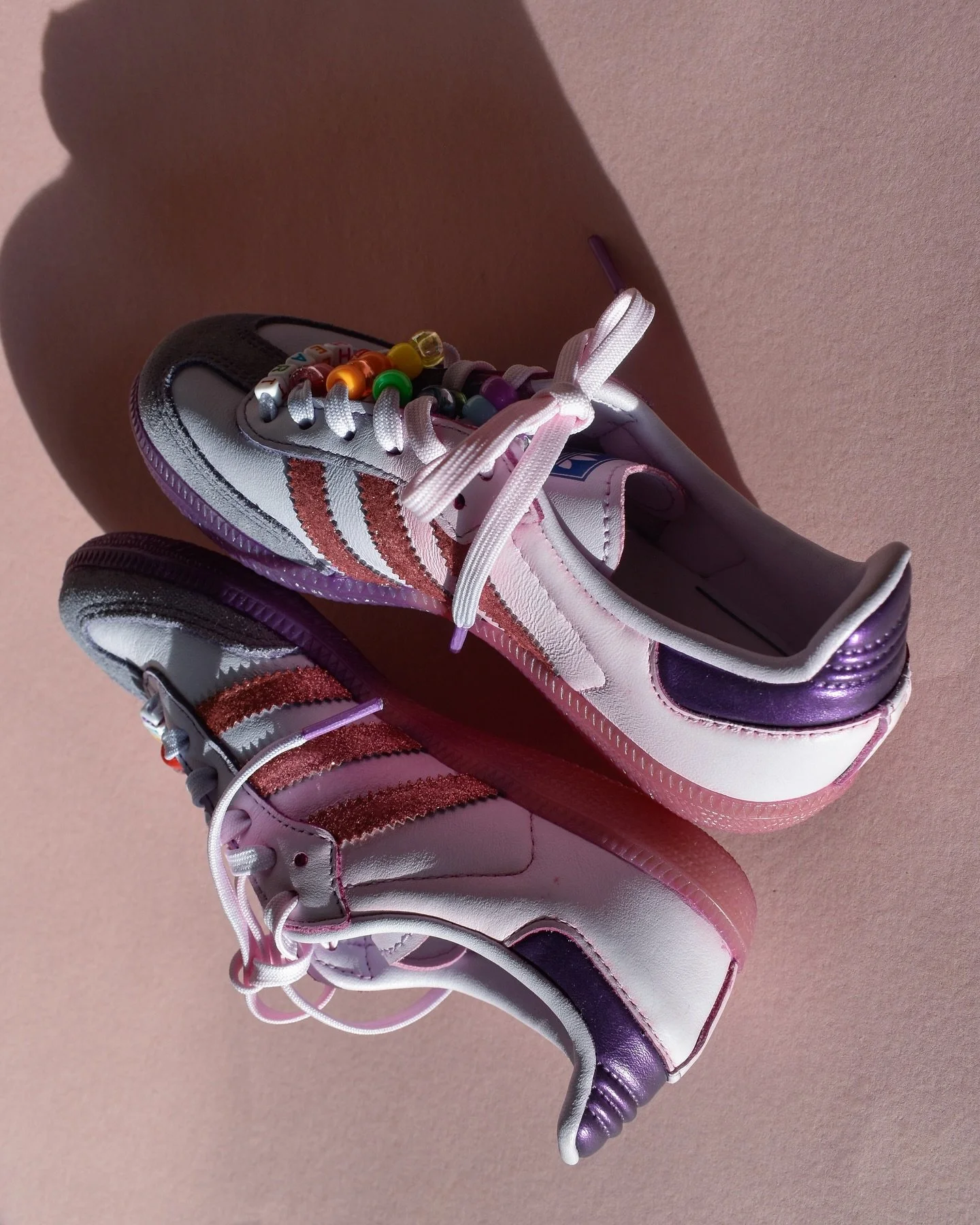 Sunset skies 🩷✨💜 thank you! @katieccurrie 🩵 #wholeesakicks 

#sneakerschica #customsneakers #femalesneakerhead #mexicanartist #handpainted #kidsneakers #dyedsneakers #ritdye #adidas #adidassamba